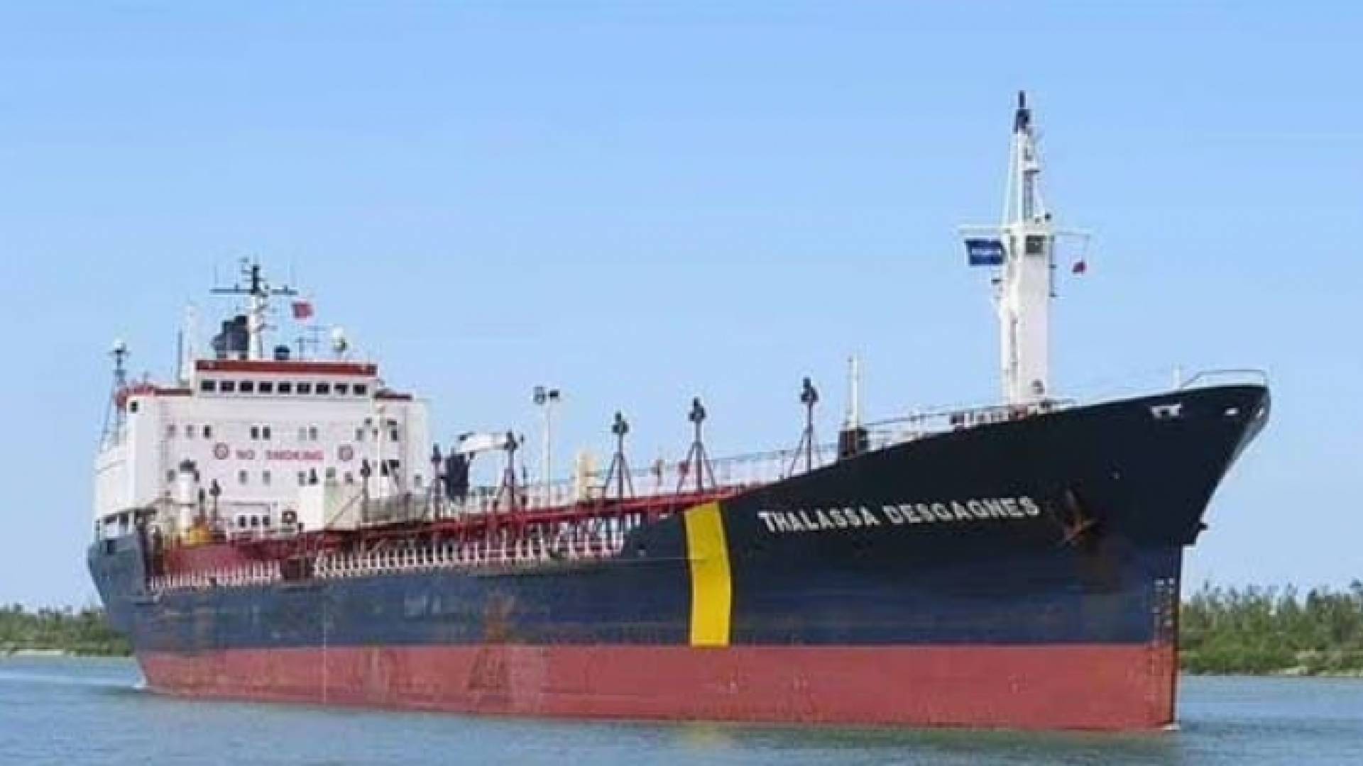 سفينة قبالة شواطئ الإمارات العربية المتحدة ا