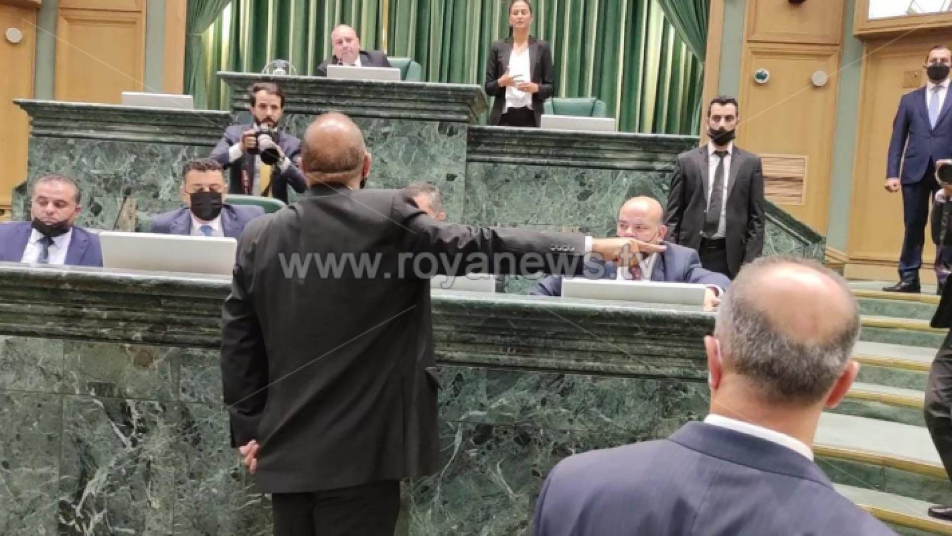 النائب عماد العدوان جلس في المقعد المخصص لرئيس الوزراء تحت قبة البرلمان