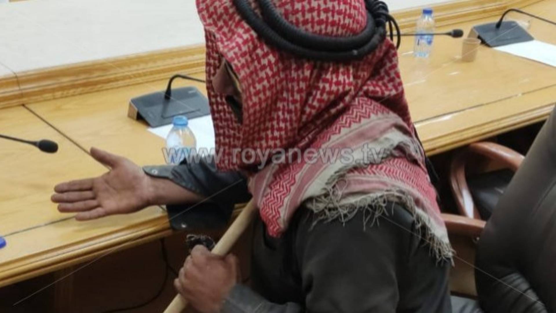 المسن الأردني يطلب وظيفة لابنته