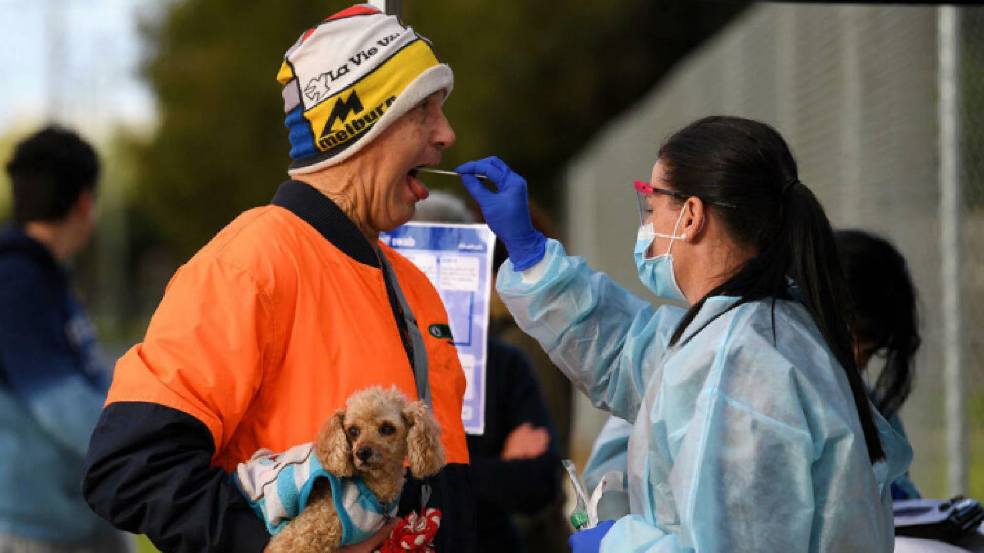 إجراء فحص كورونا لأحد الأشخاص في ملبورن بأستراليا