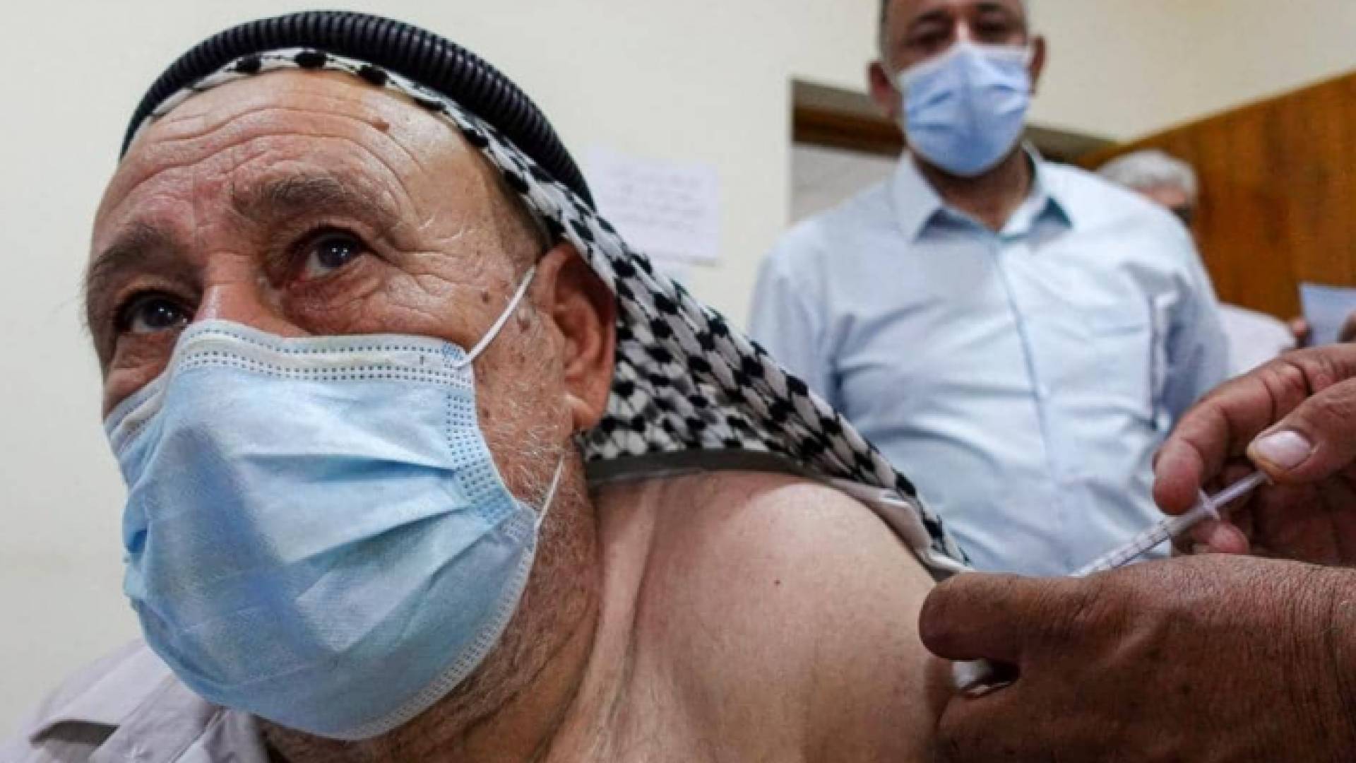 عراقي يتلقى لقاح كورونا - أرشيفية