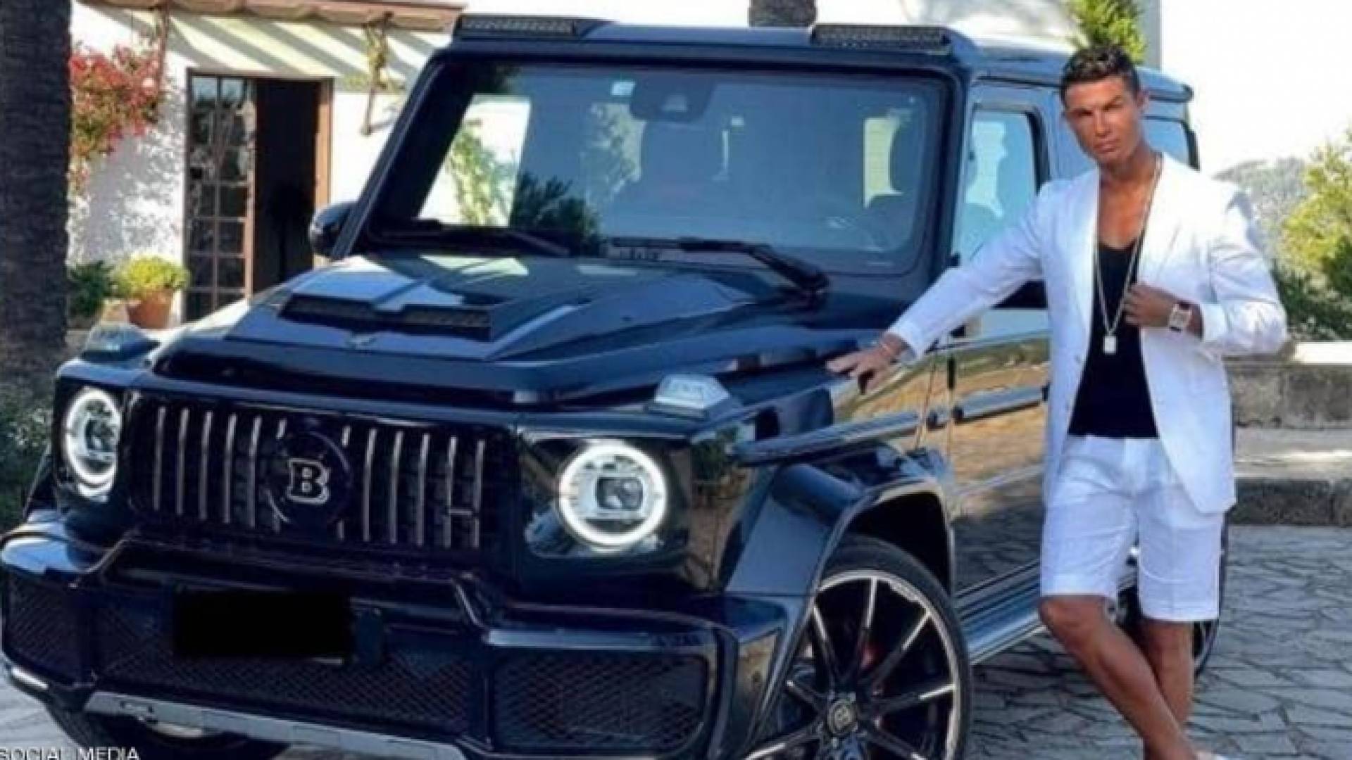 يملك الدون "مرأب الأحلام"، الذي يضم أسطولا من السيارات الفخمة والفارهة