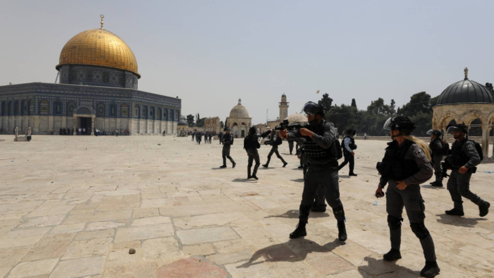 مستوطنون متطرفون يقتحمون باحات الأقصى بحراسة شرطة الاحتلال