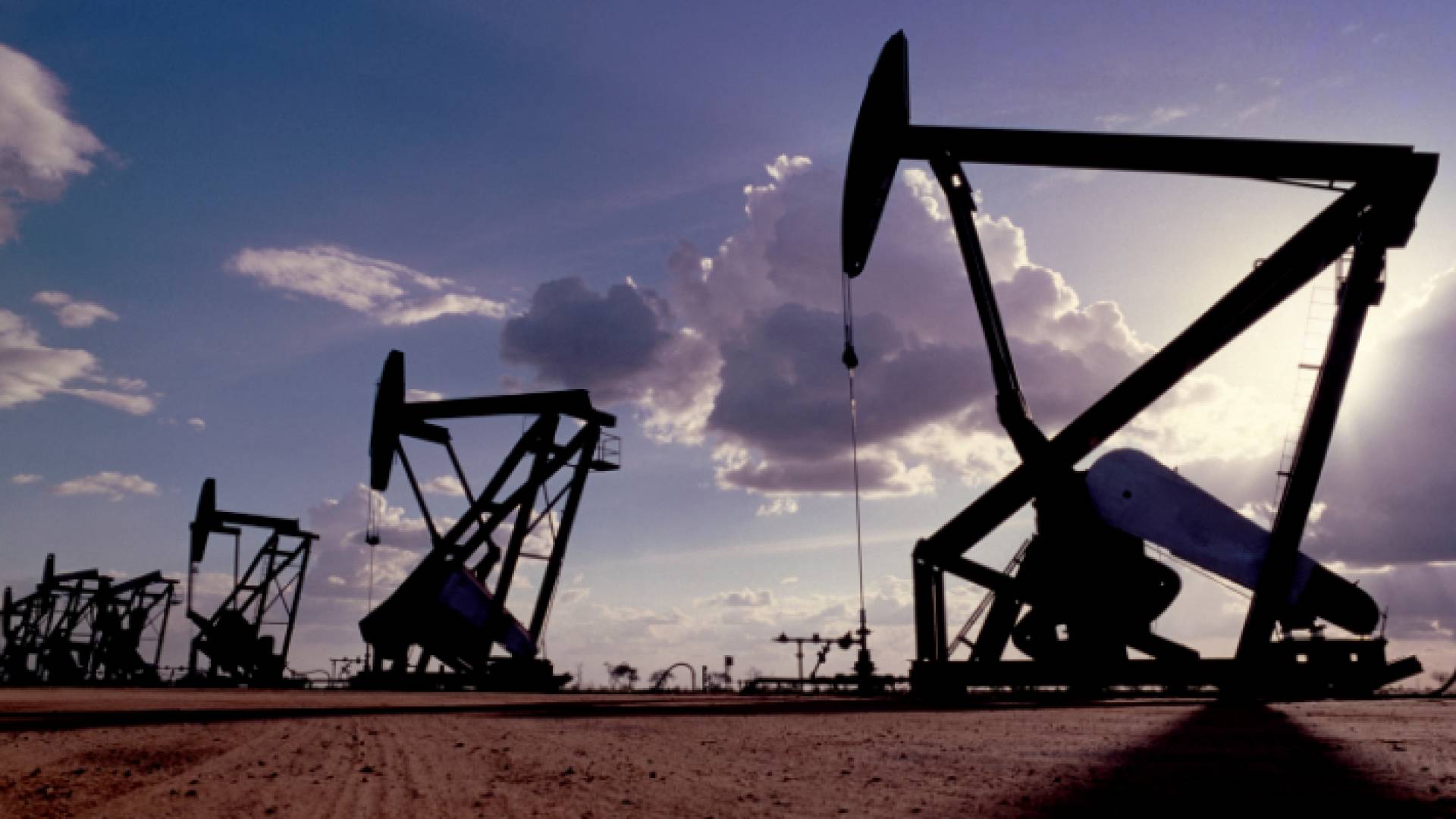 النفط في طريقه لأكبر خسارة أسبوعية منذ آذار