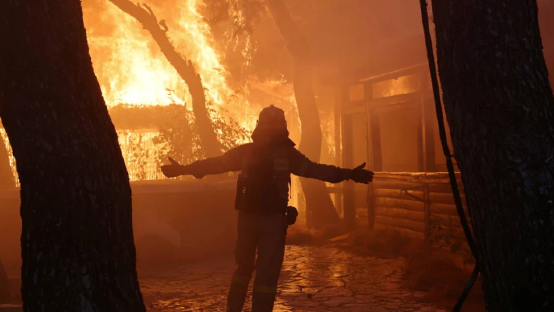 أحد رجال الإطفاء الذين يكافحون النيران في اليونان