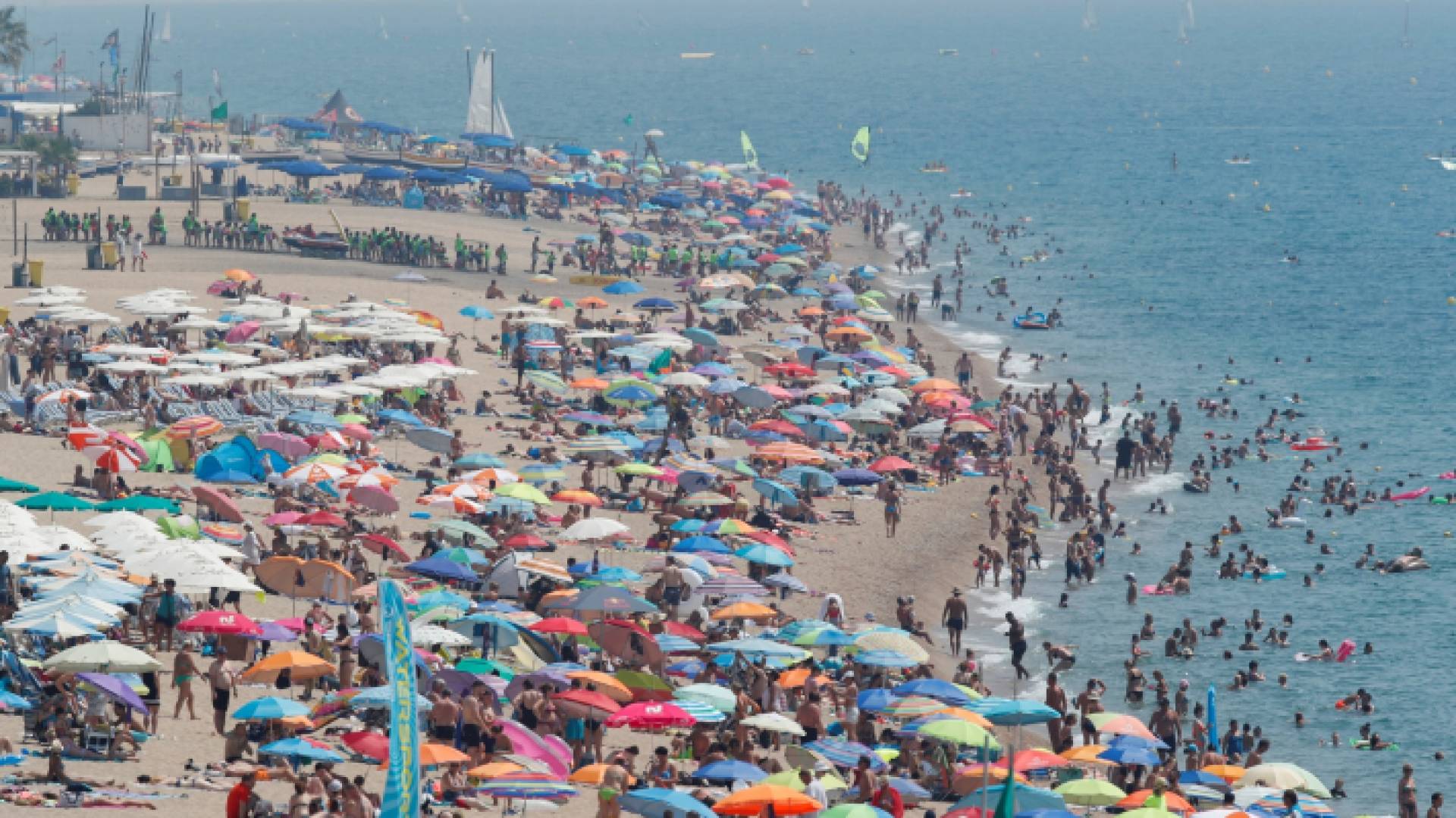 موجة هروب نحو الشواطئ للتخفيف من وطأة ارتفاع درجات الحرارة في اليونان