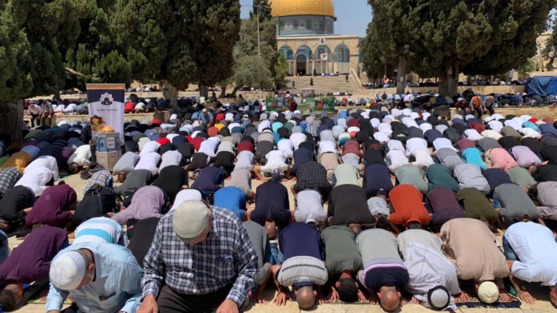 فلسطينيون يؤدون صلاة الجمعة في باحات المسجد الأقصى