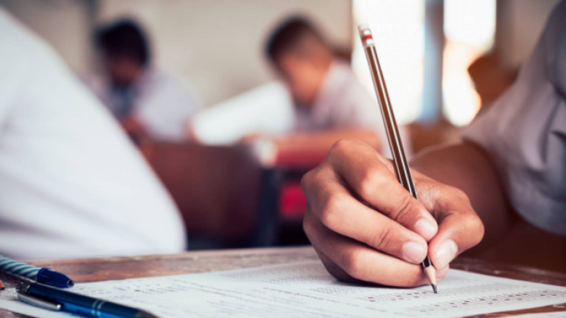 طالب يقدم امتحان