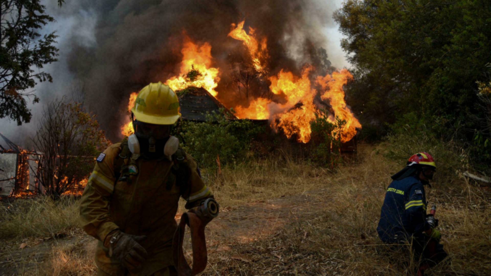 رجال أطفاء يكافحون النيران