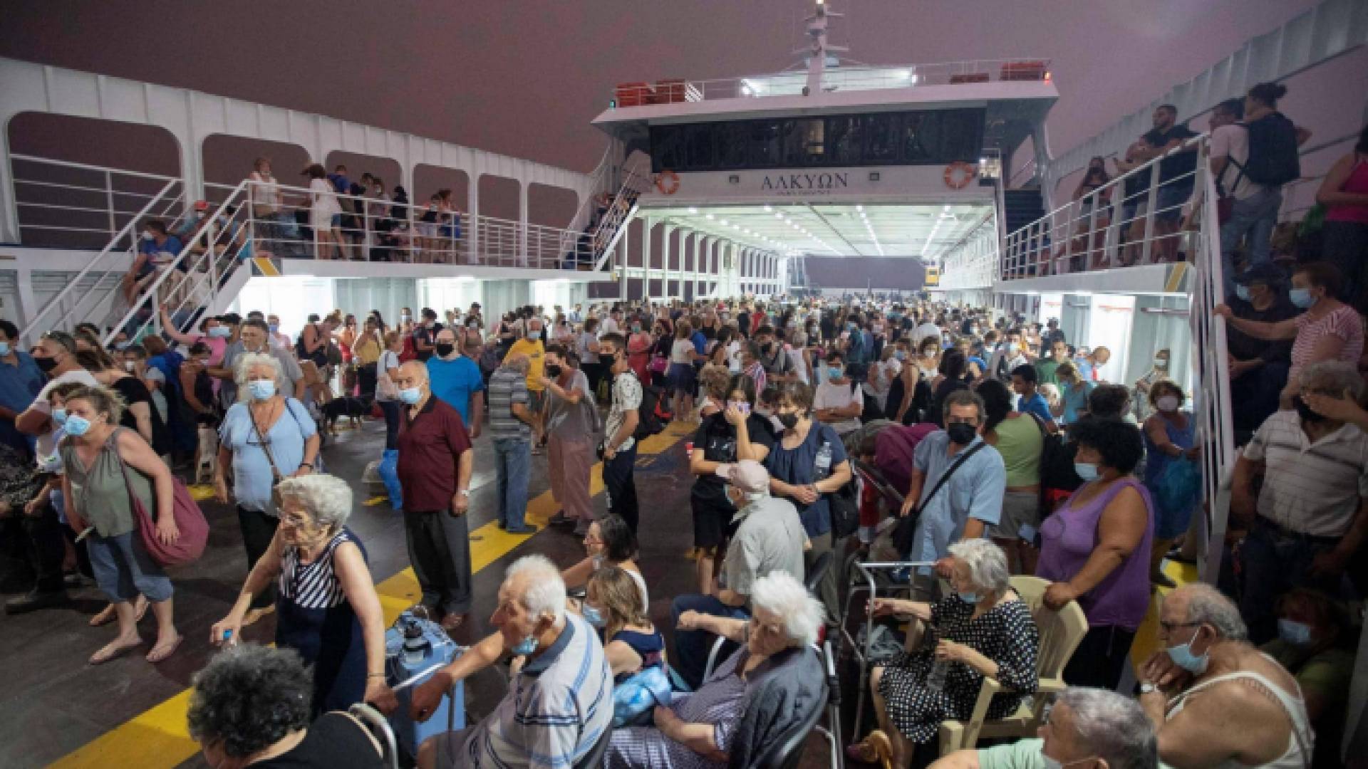 اضطرت السلطات لإجلاء المئات من جزيرة إيفيا