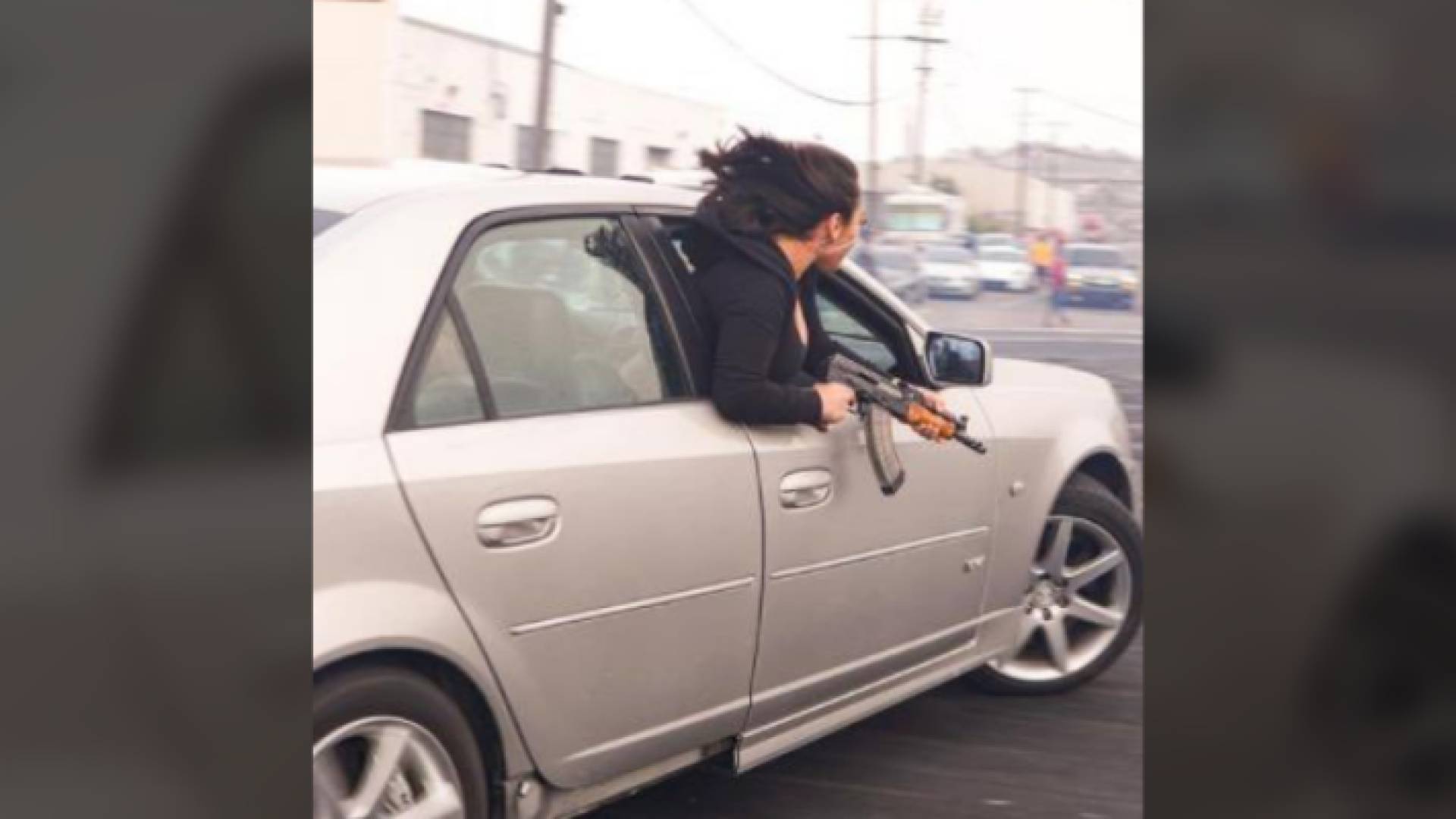 المرأة التي حملت كلاشينكوف في كاليفورينا