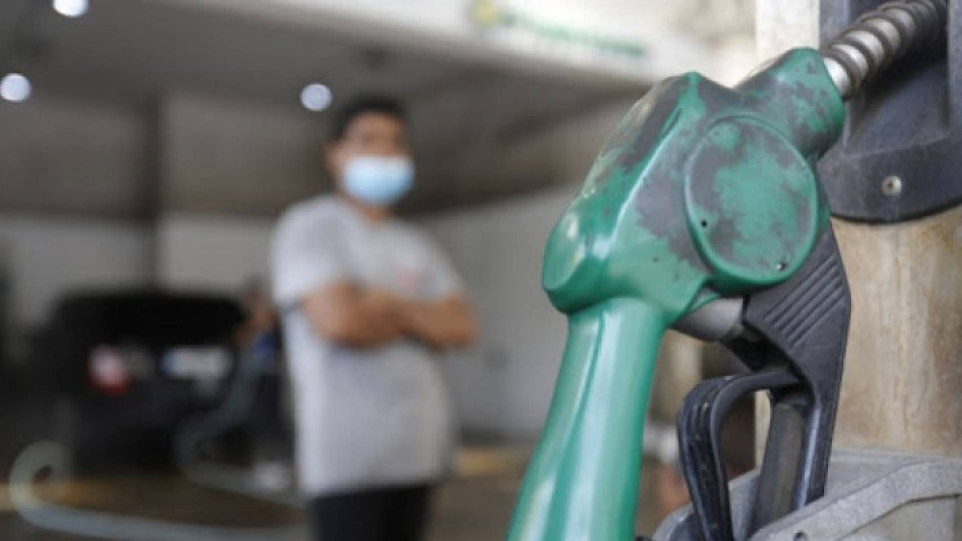 نقيب أصحاب المحروقات يكشف لرؤيا مقدار الضريبة التي يدفعها المواطن على البنزين