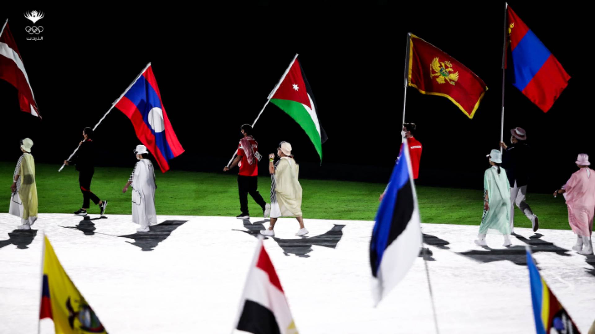 المصاطفة يحمل العلم الأردني في حفل ختام أولمبياد طوكيو