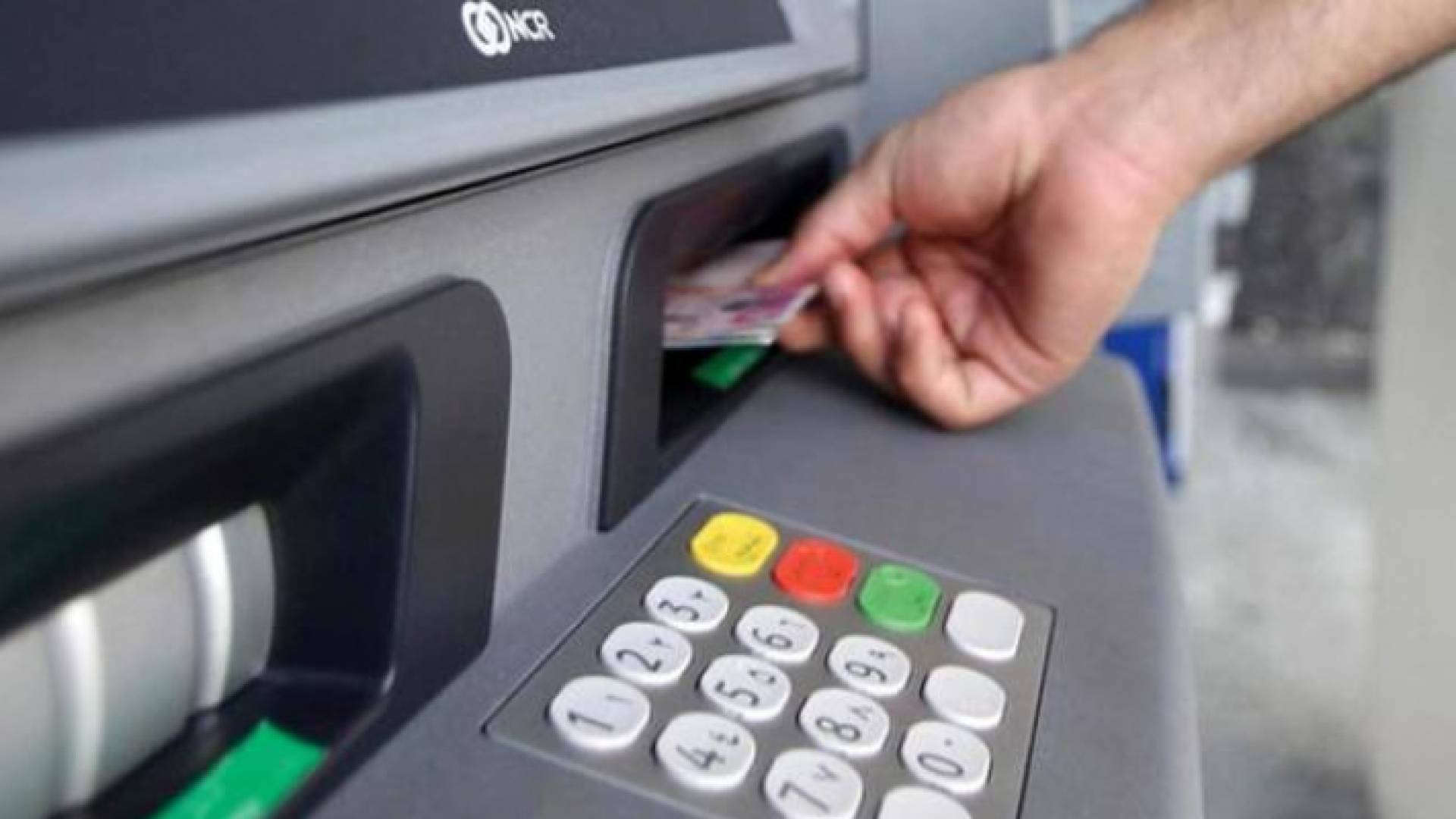 استلام نقود من خلال الصراف الآلي - تعبيرية