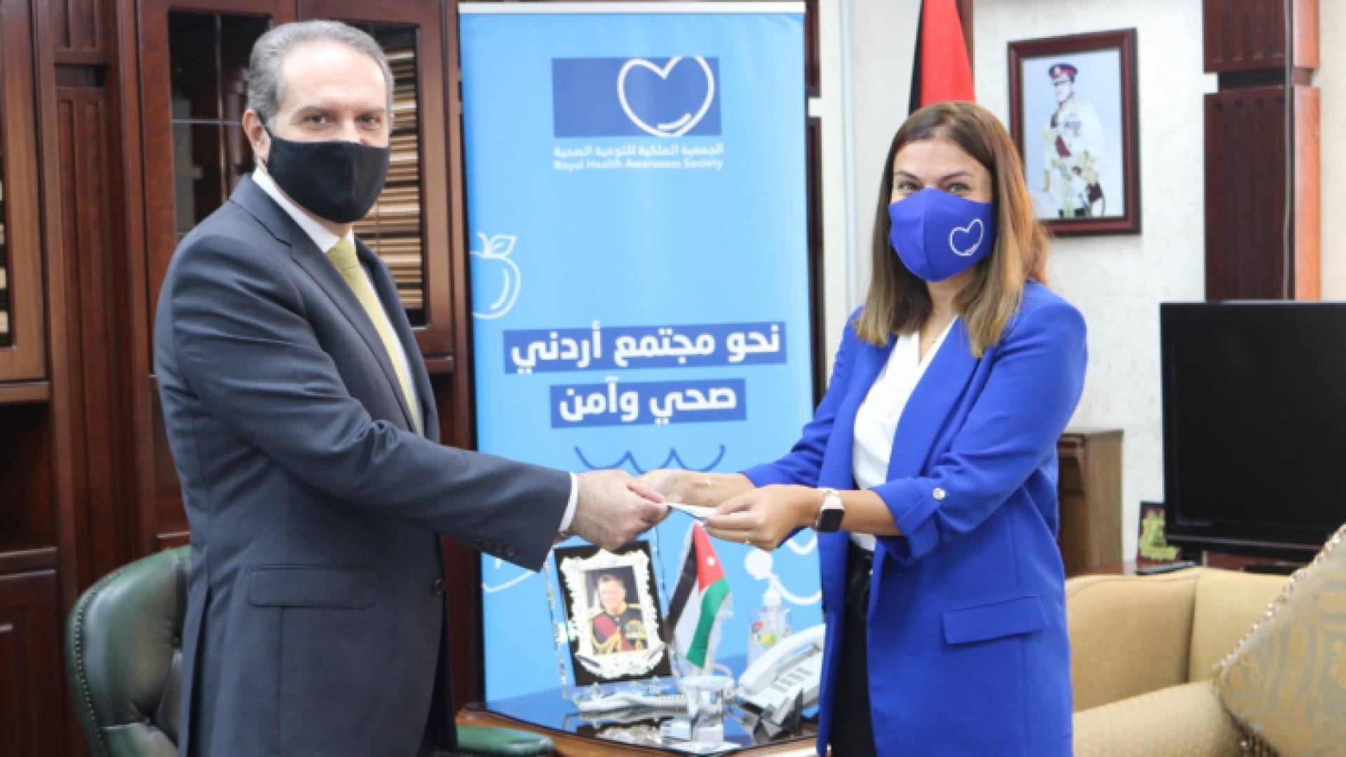 الجمعية الملكية للتوعية الصحية تتبرع لوزارة الصحة لدعم الجهود المبذولة في حملات التطعيم ضد كورونا