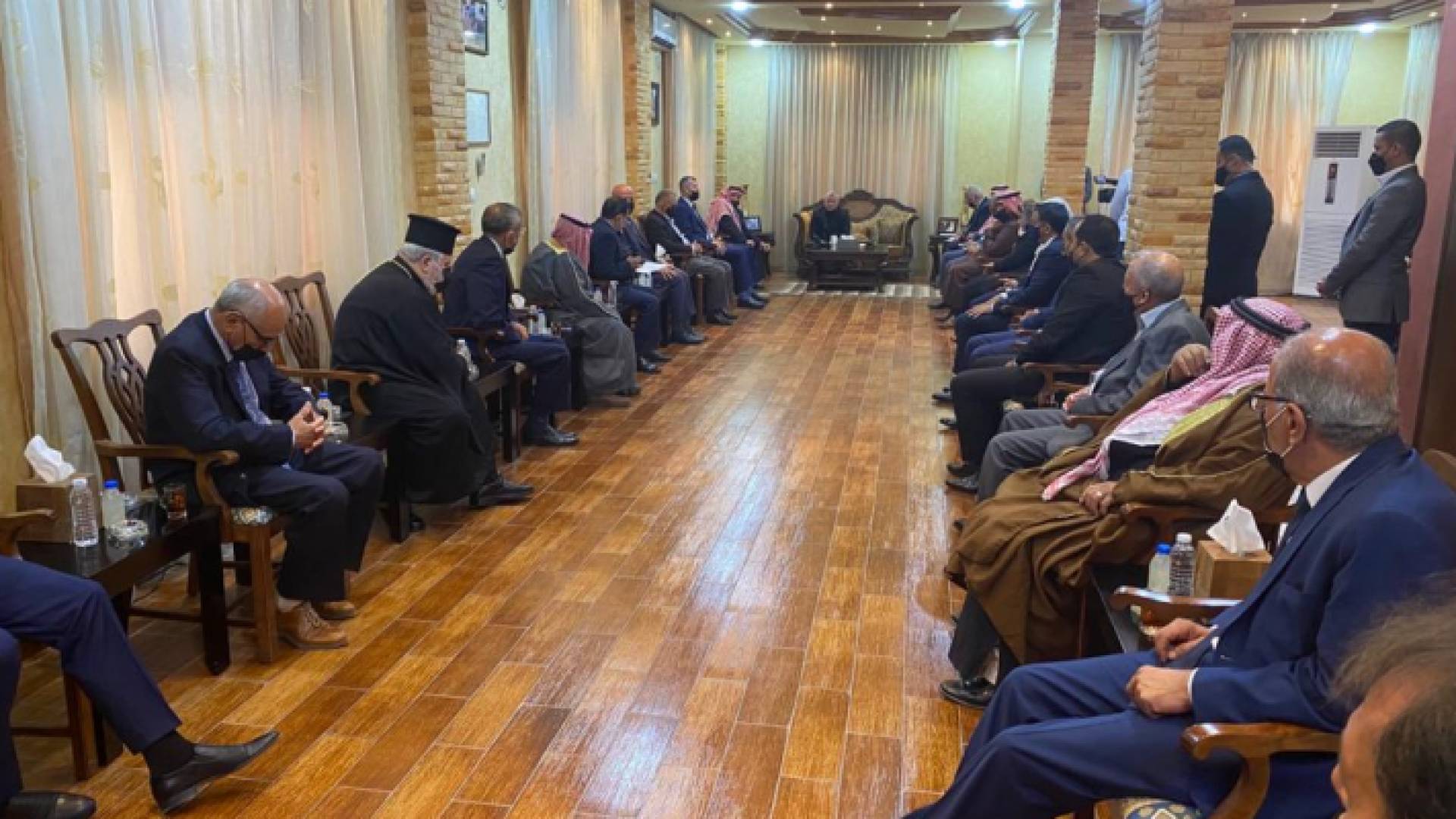 جانب من لقاء الملك عبدالله الثاني عددا من أهالي الزرقاء