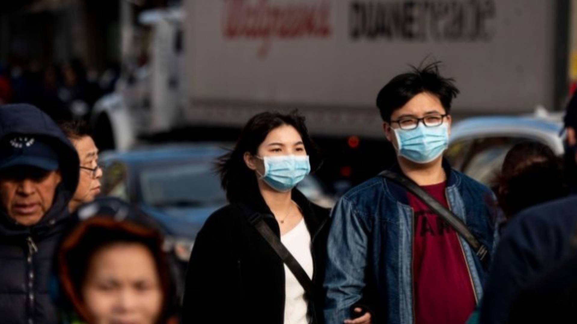 أشخاص يرتدون الكمامة في الصين - ارشيفية