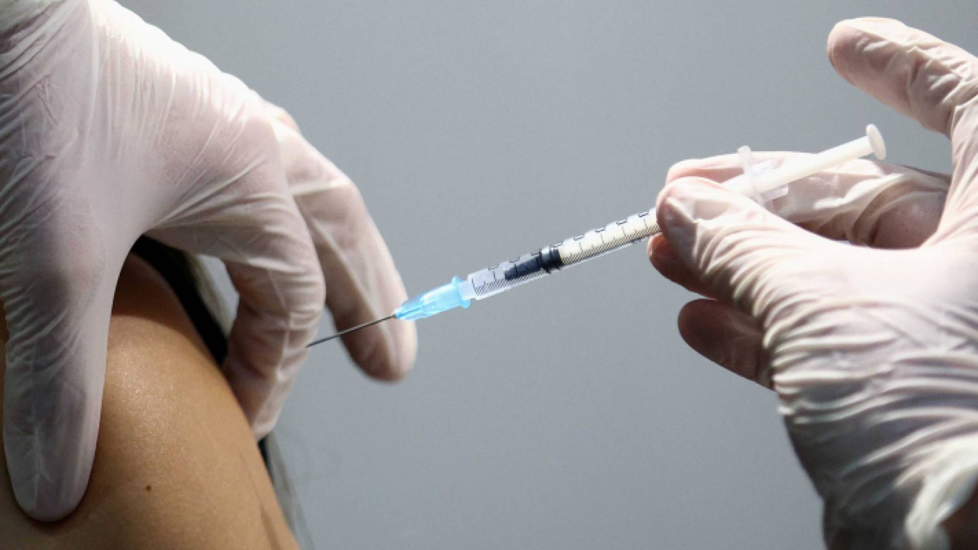 شخص يتلقى لقاح كورونا - ارشيفية