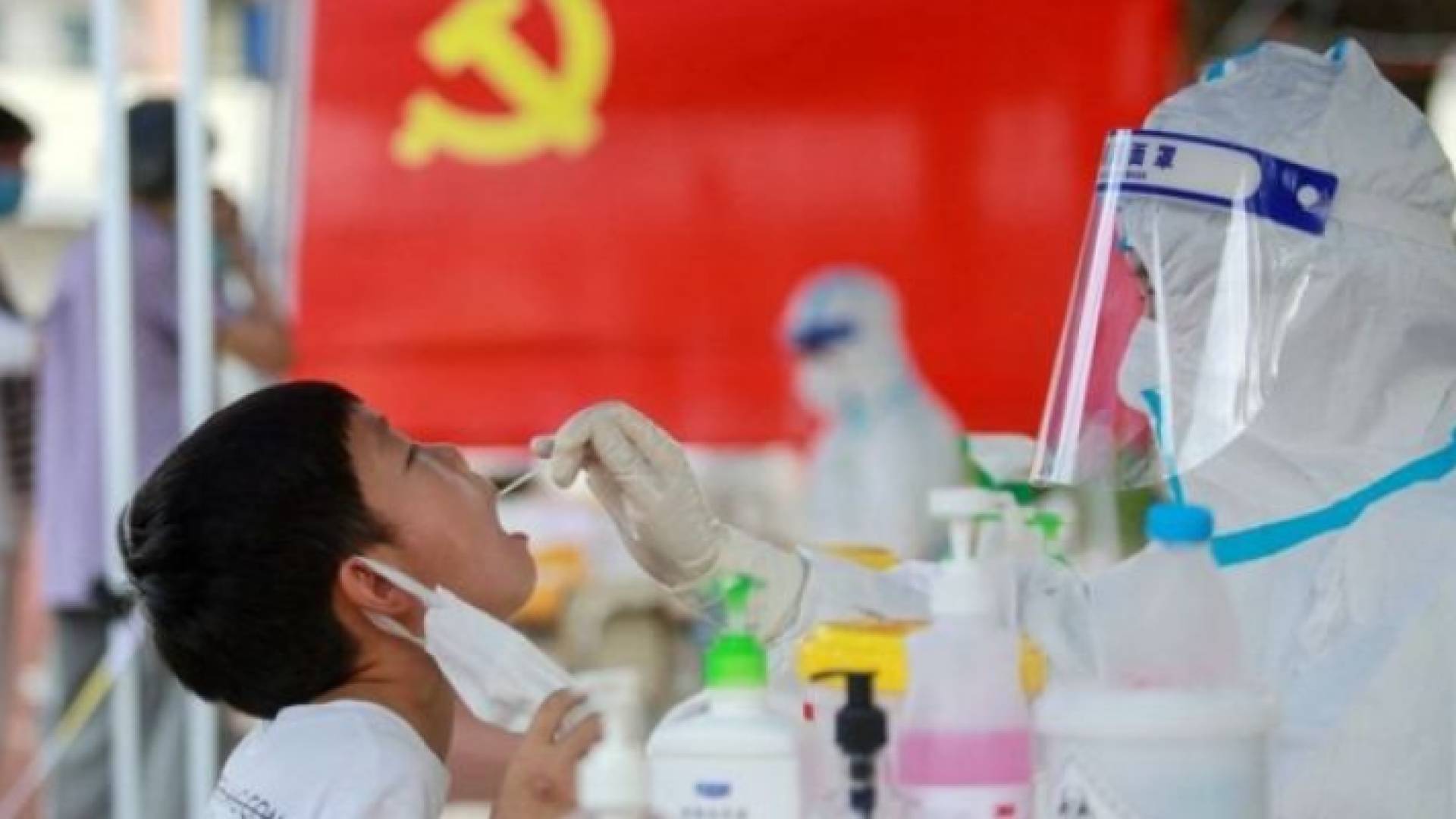 اجراء فحص كورونا لطفل صيني - ارشيفية