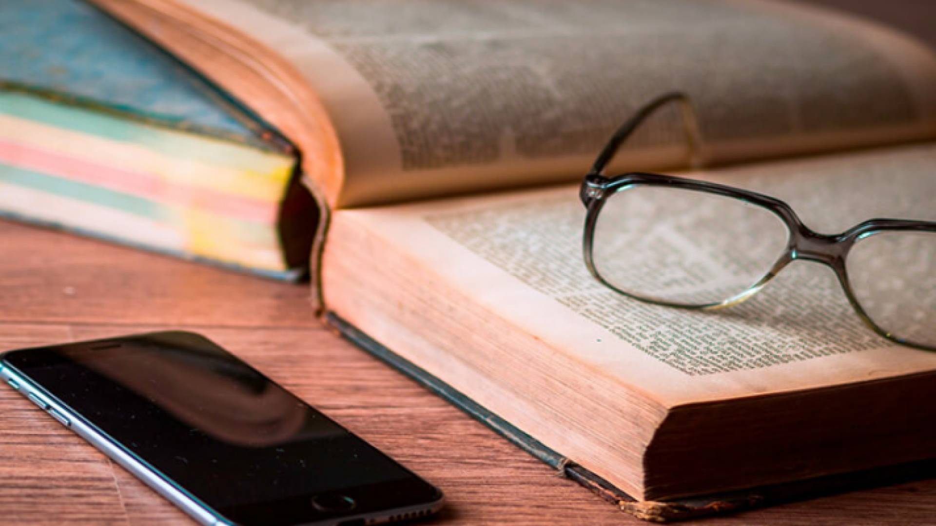 وزير الزراعة المهندس خالد الحنيفات خلال افتتاح مكتبة متخصصة بالعلوم الزراعية في الجامعة الهاشمية