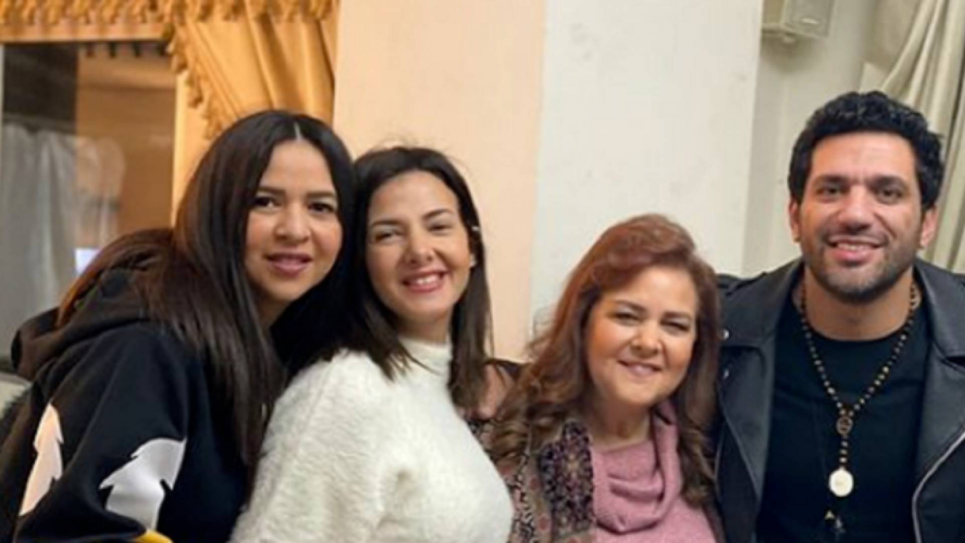 دلال عبد العزيز وابنتيها وزوج ابنتها