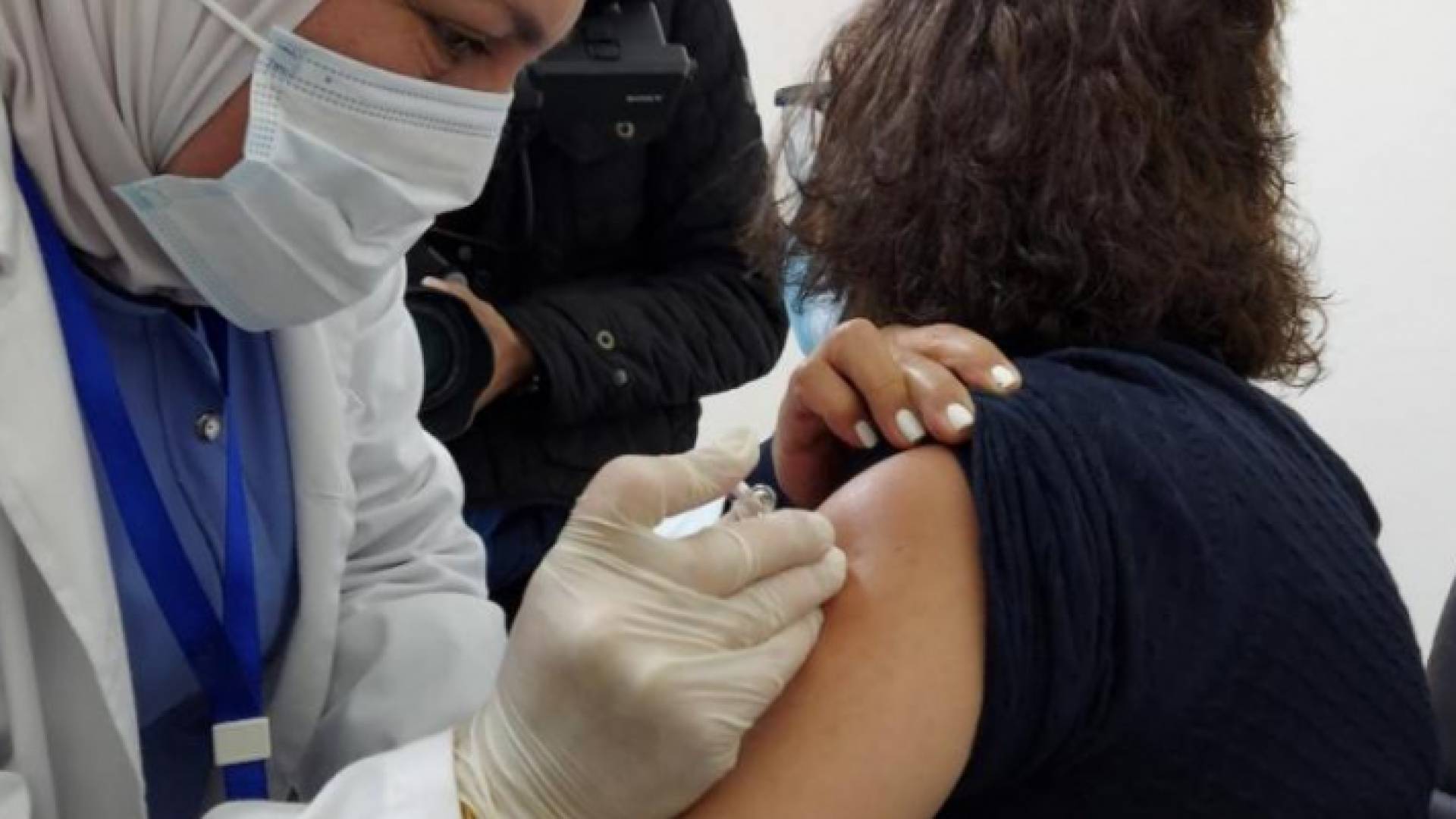 طالبة تحصل على لقاح كورونا
