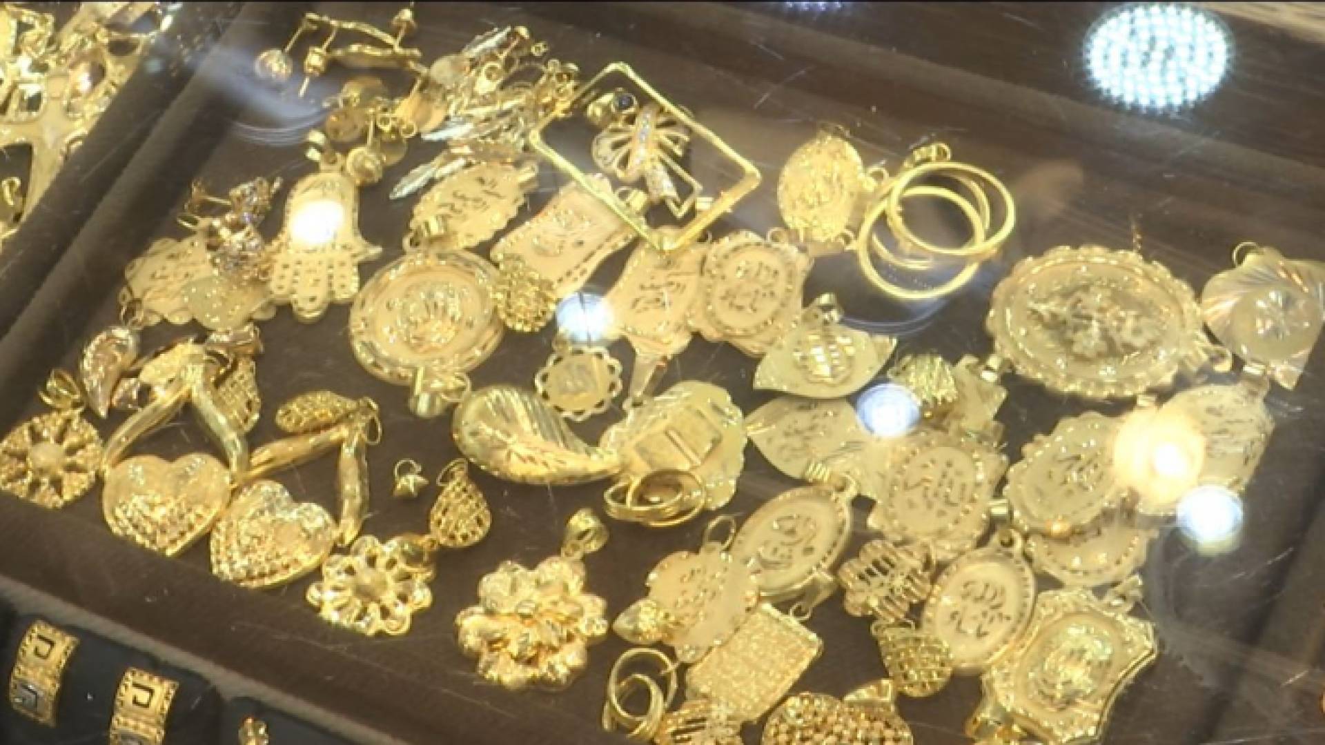 بين الزينة والخزينة.. ثقافة شراء الذهب في الأردن