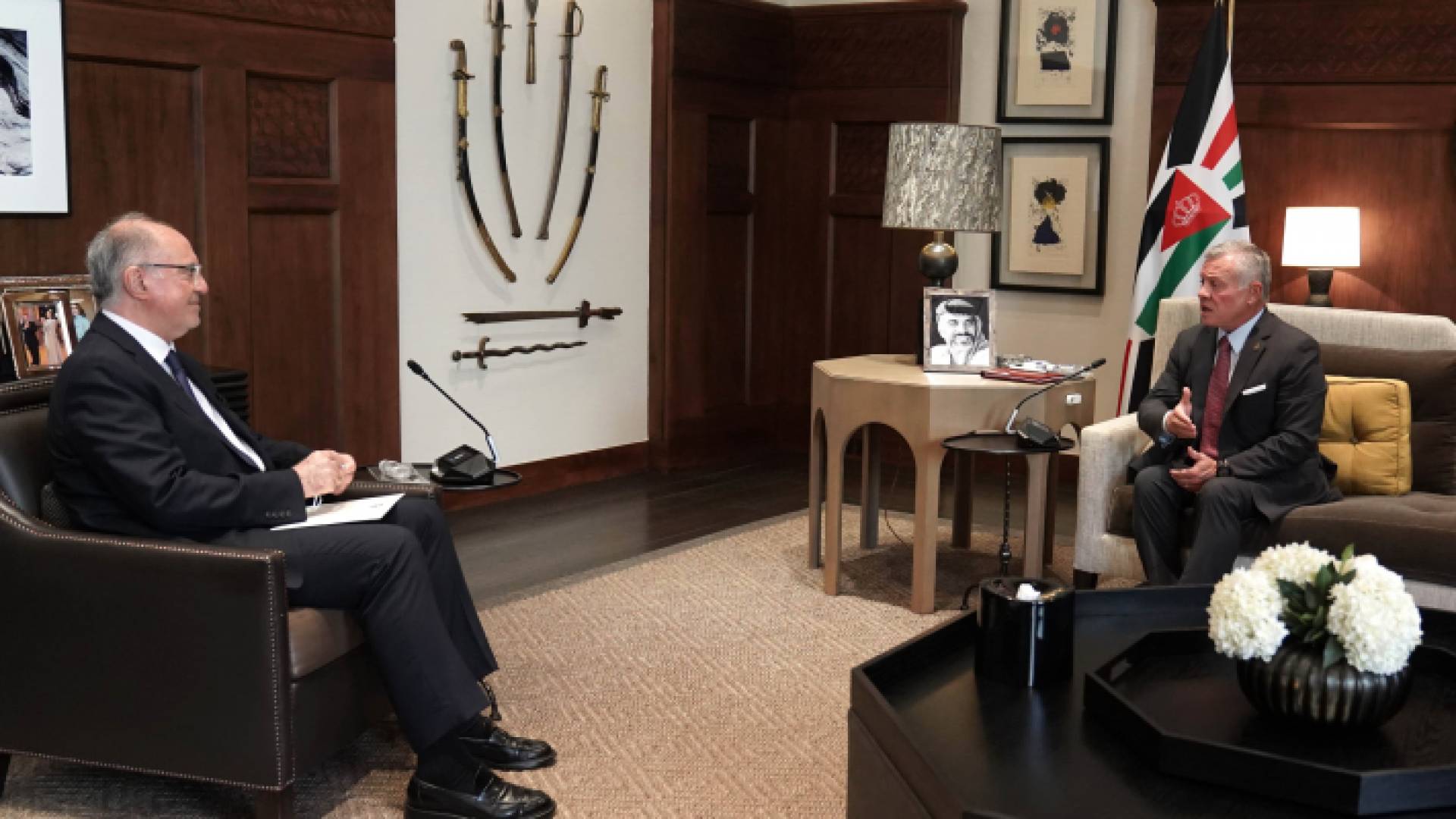 الملك ووزير المالية العراقي