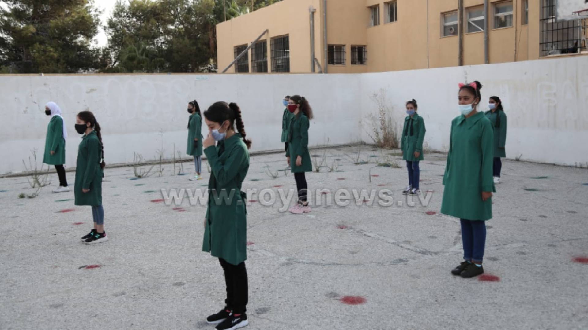 طالبات يقفن في طابور صباحي