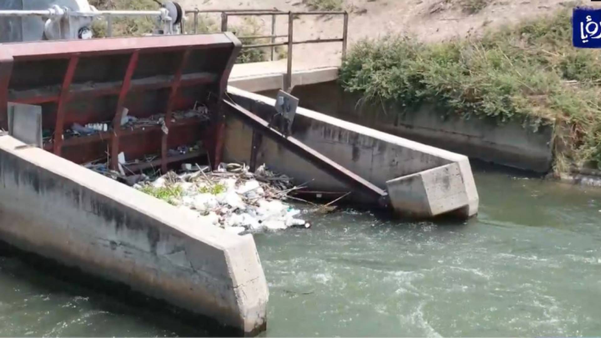 تراكم النفايات حول قناة الملك عبدالله