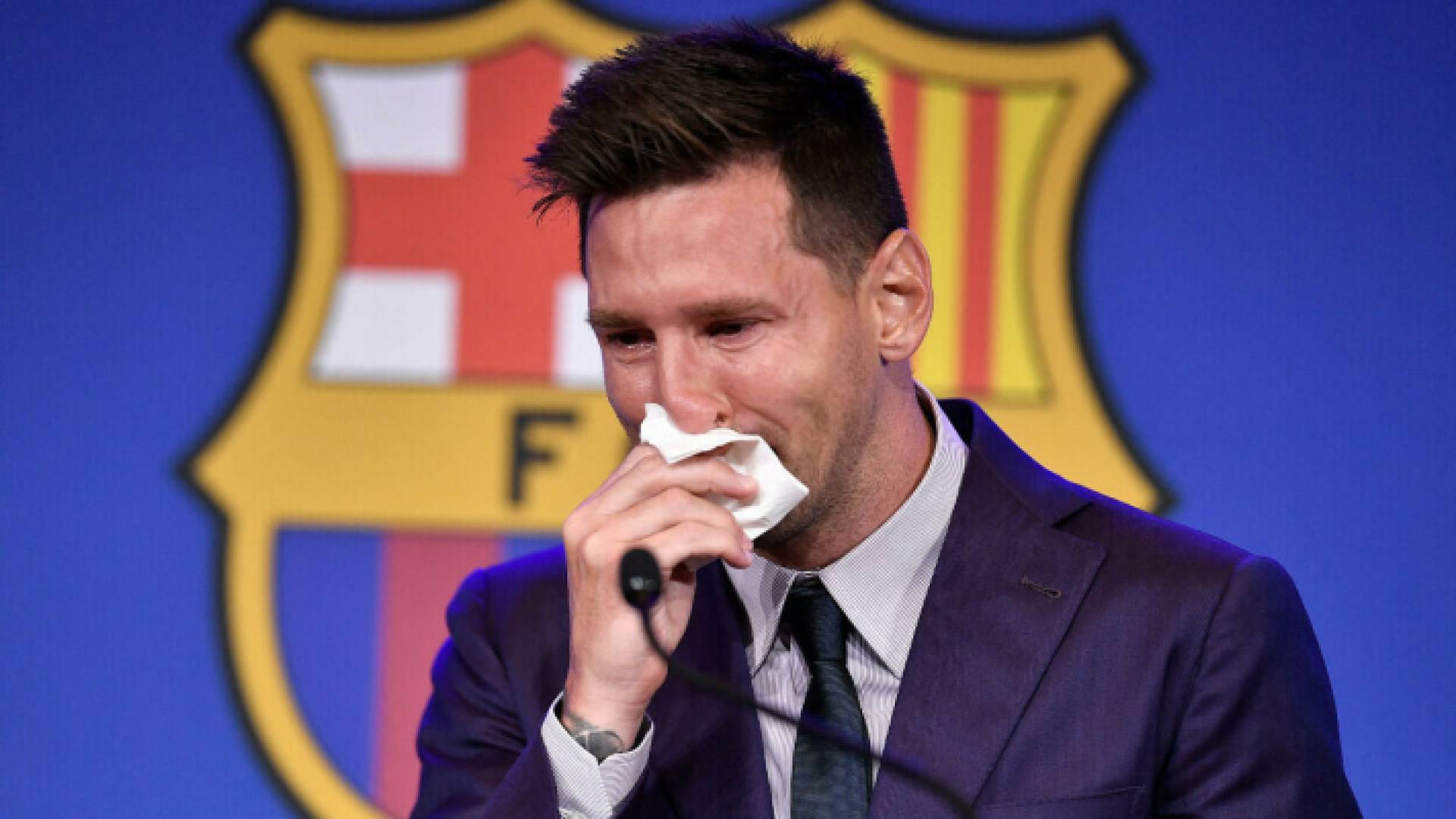 ليونيل ميسي يودع برشلونة بالدموع