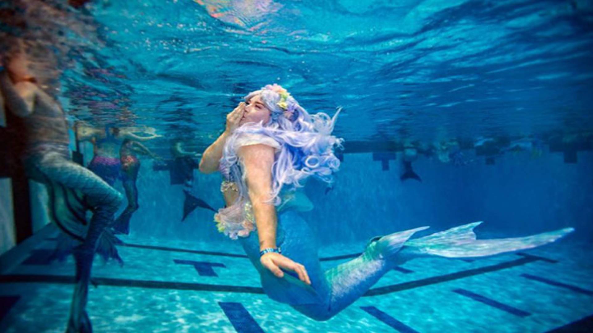 إحدى المشاركات في مهرجان "ميرماجيك" الذي يستضيف أكبر تجمع لحوريات البحر