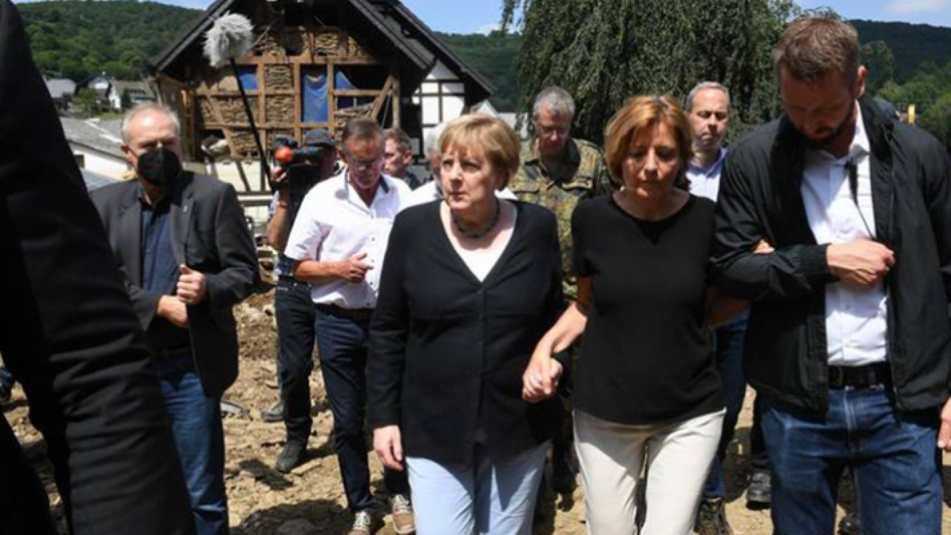 ميركل خلال تفقدها فيضانات ألمانيا