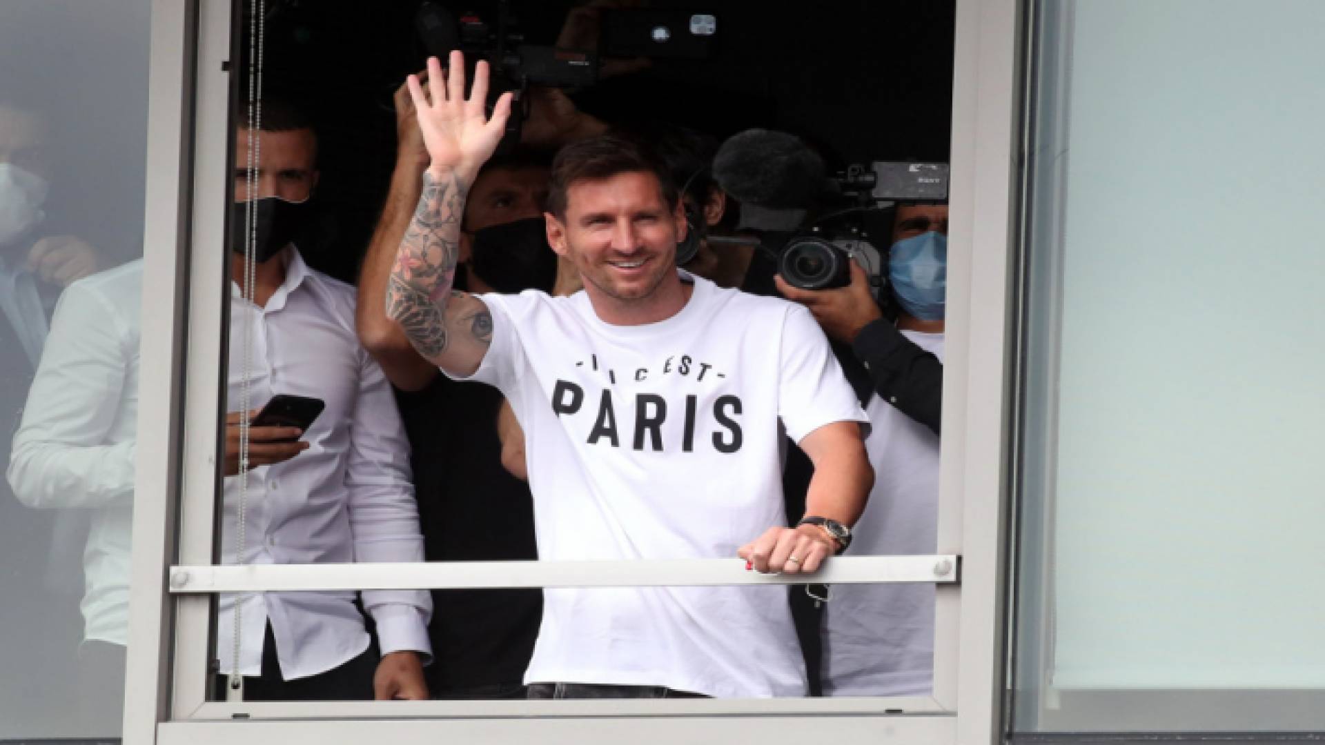 ميسي يحيي جماهير باريس سان جيرمان لحظة وصوله مطار باريس