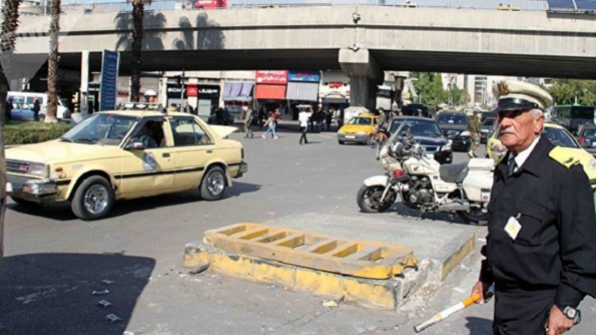 عنصر من الأمن السوري ينظم المرور