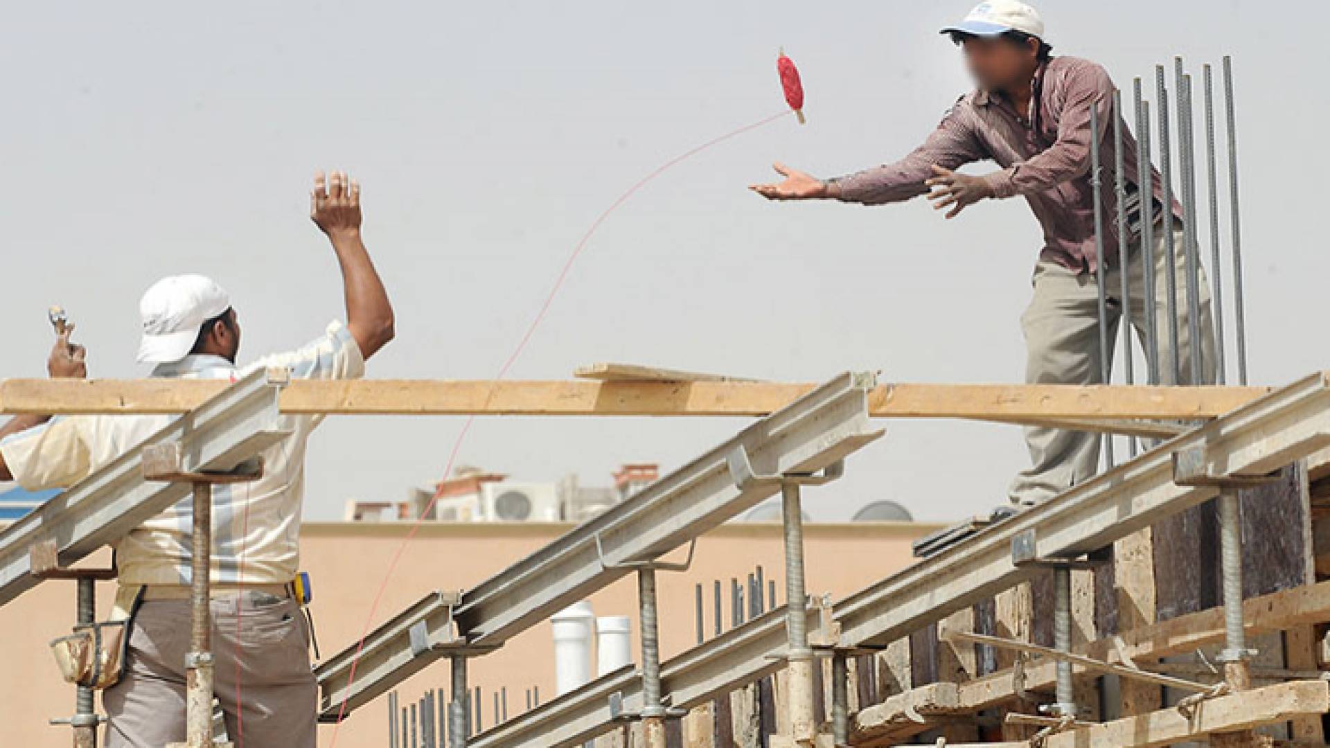 عمالة وافدة في أحد المشاريع - ارشيفية