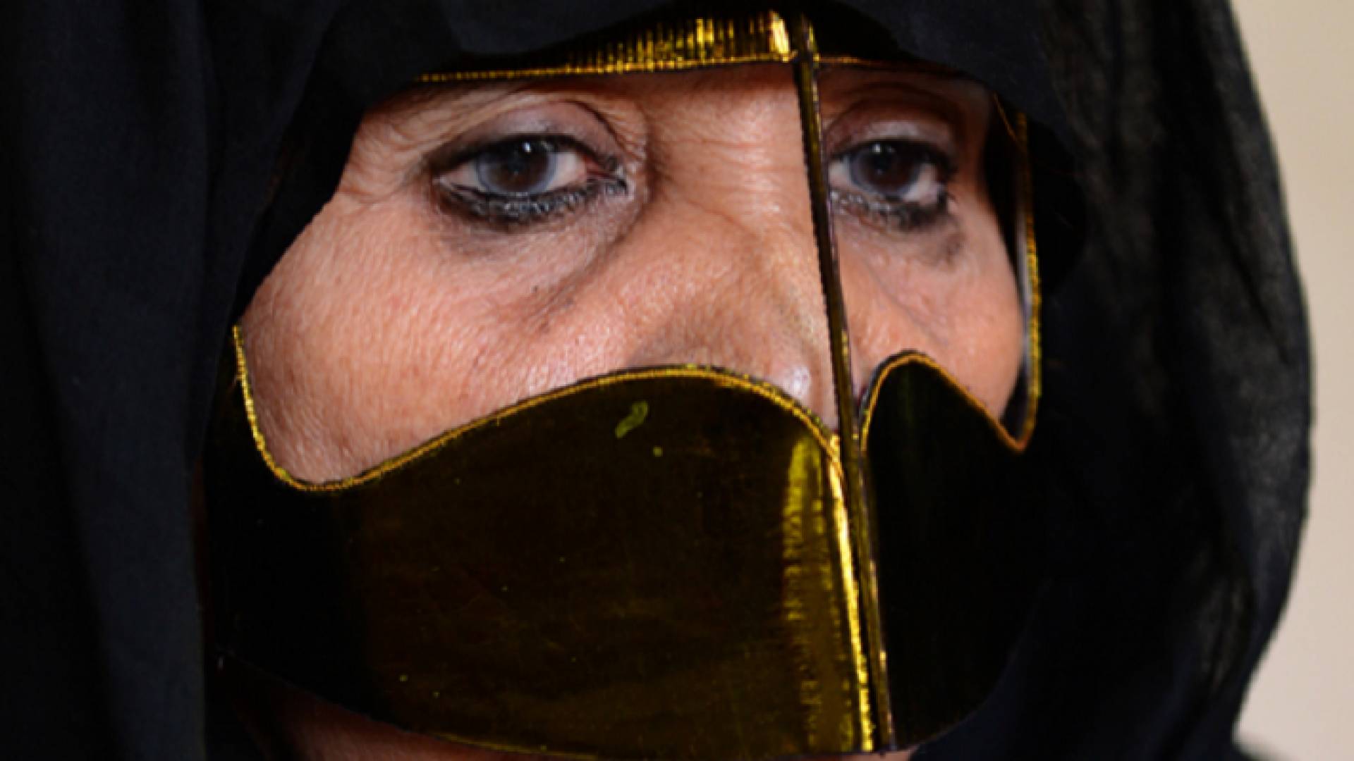 سيدة إماراتية