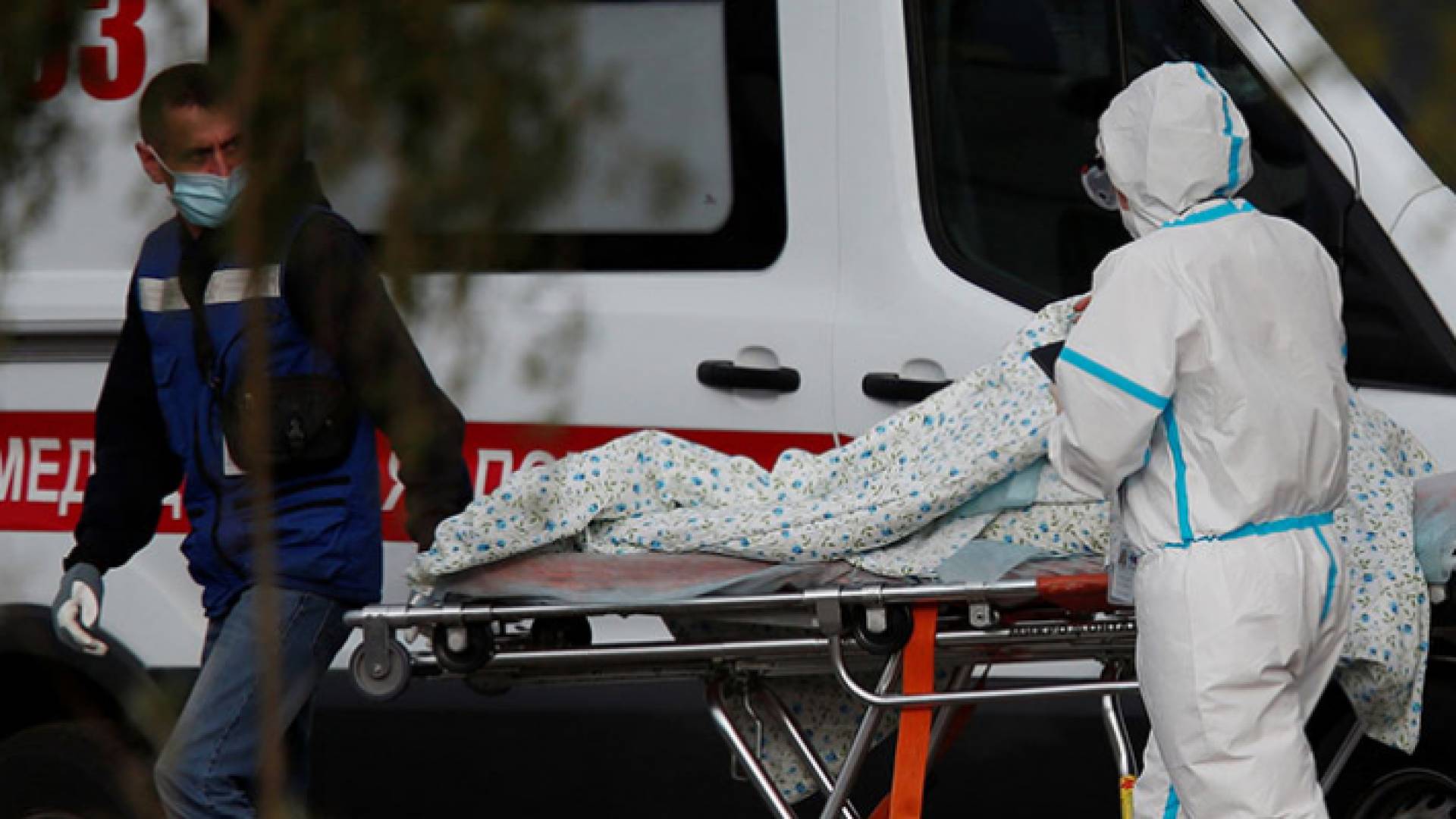 خلال نقل أحد المصابين بفيروس كورونا إلى أحد المستشفيات في روسيا
