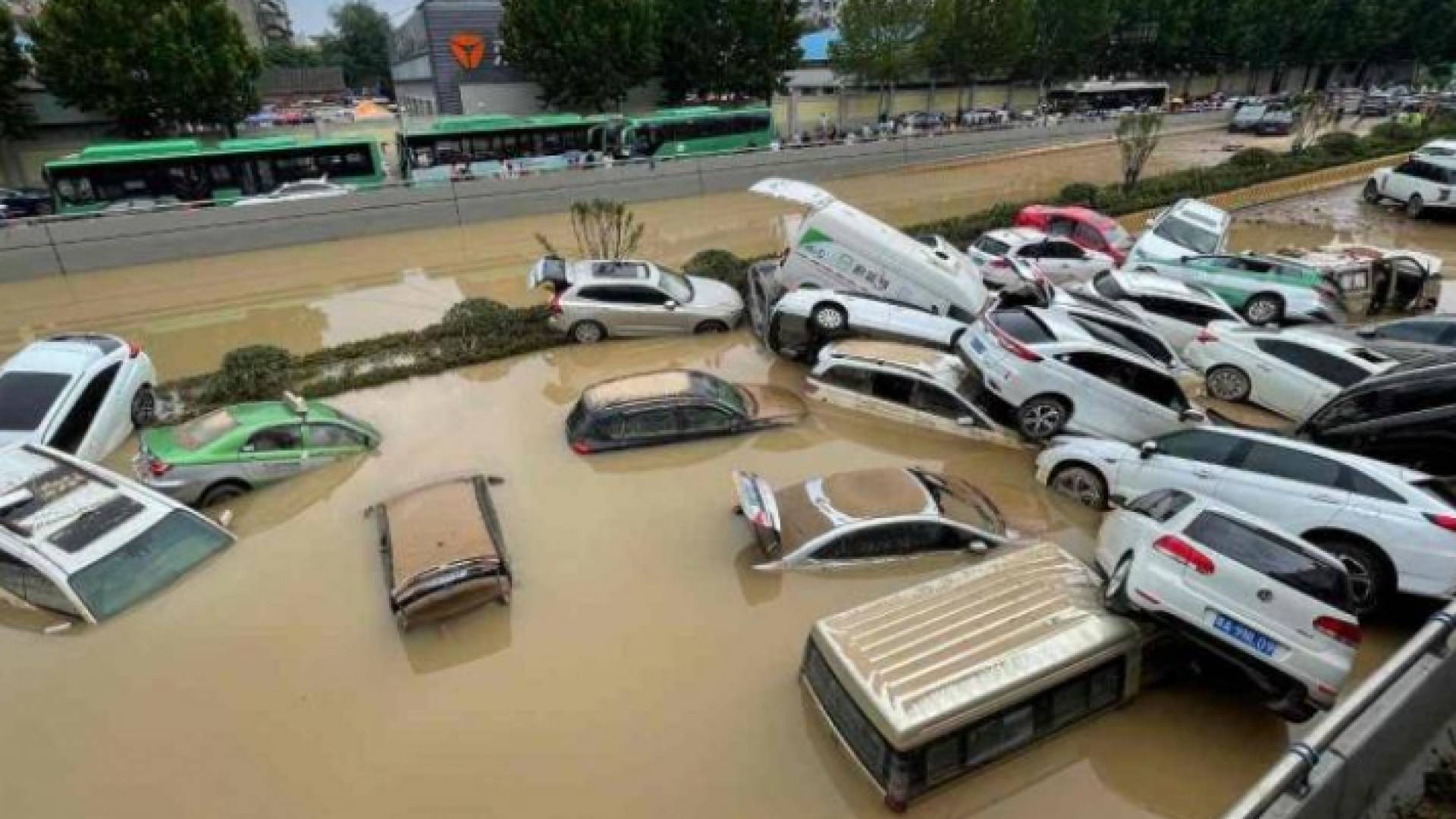 إحدى الآثار الناجمة عن الكوارث الطبيعية التي يشهدها العالم
