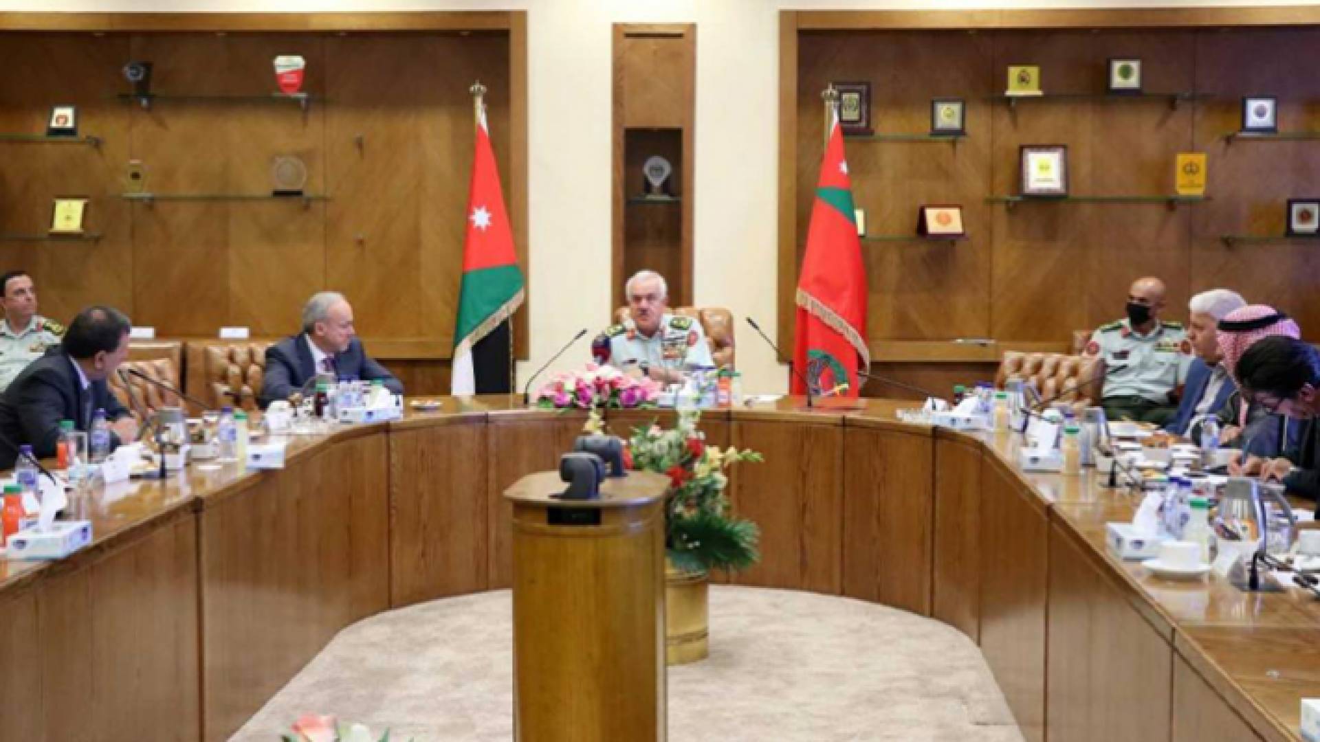 جانب من لقاء رئيس هيئة الأركان المشتركة اللواء الركن يوسف الحنيطي مع كتلة القرار النيابية