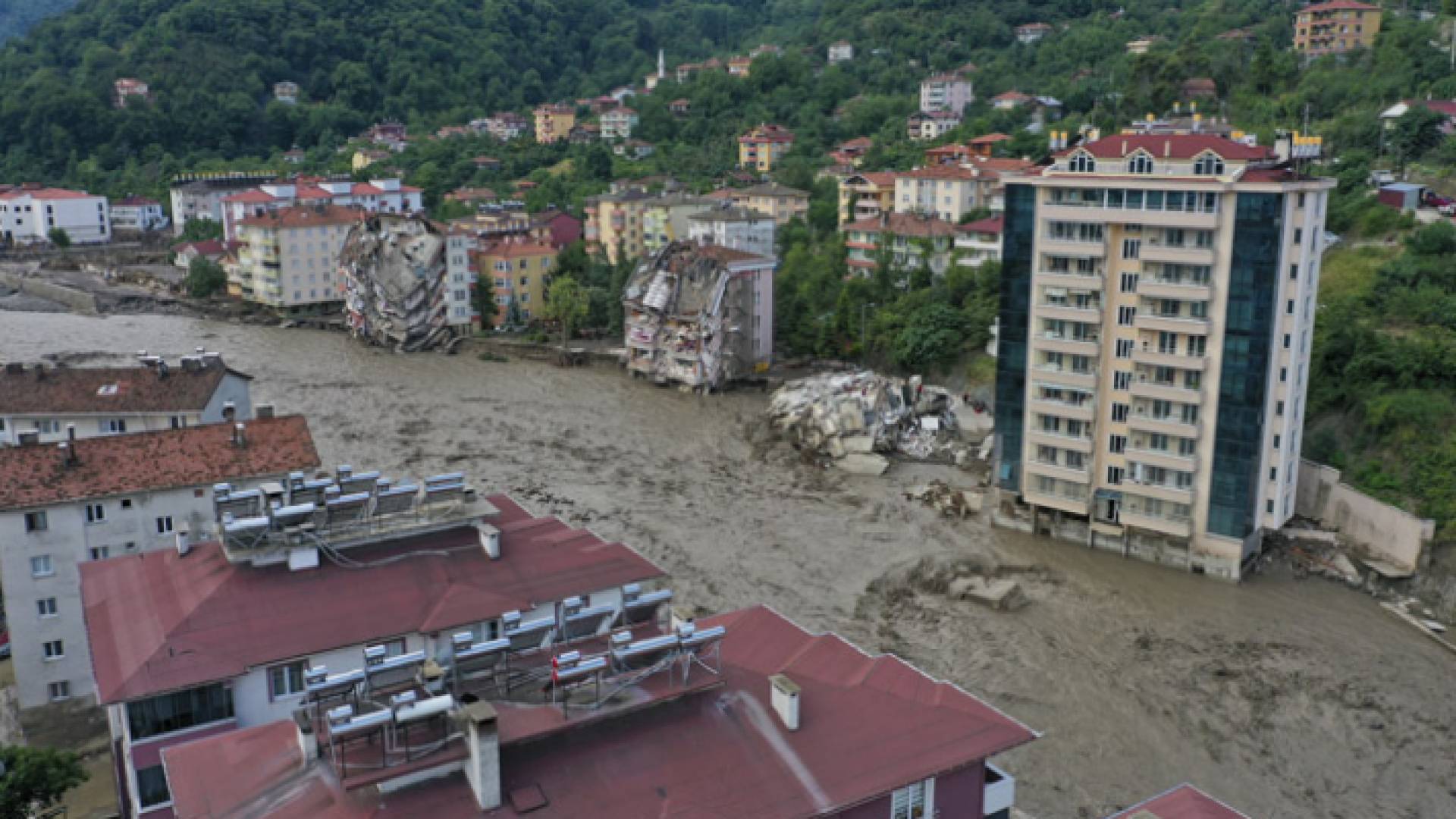 إجلاء السكان من المناطق المتضررة بطائرات هليكوبتر مستمر