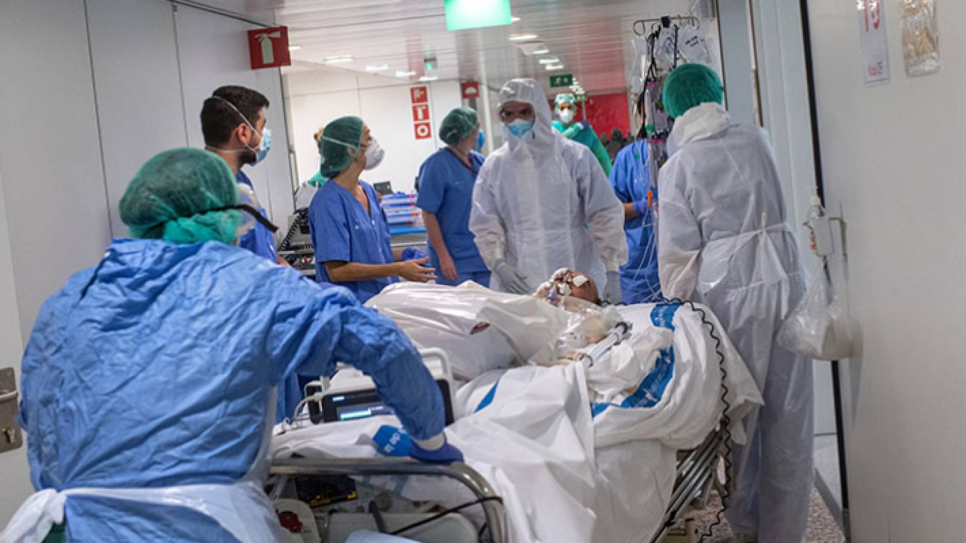 مريض كورونا يتلقى العلاج في أحد المستشفيات المخصصة
