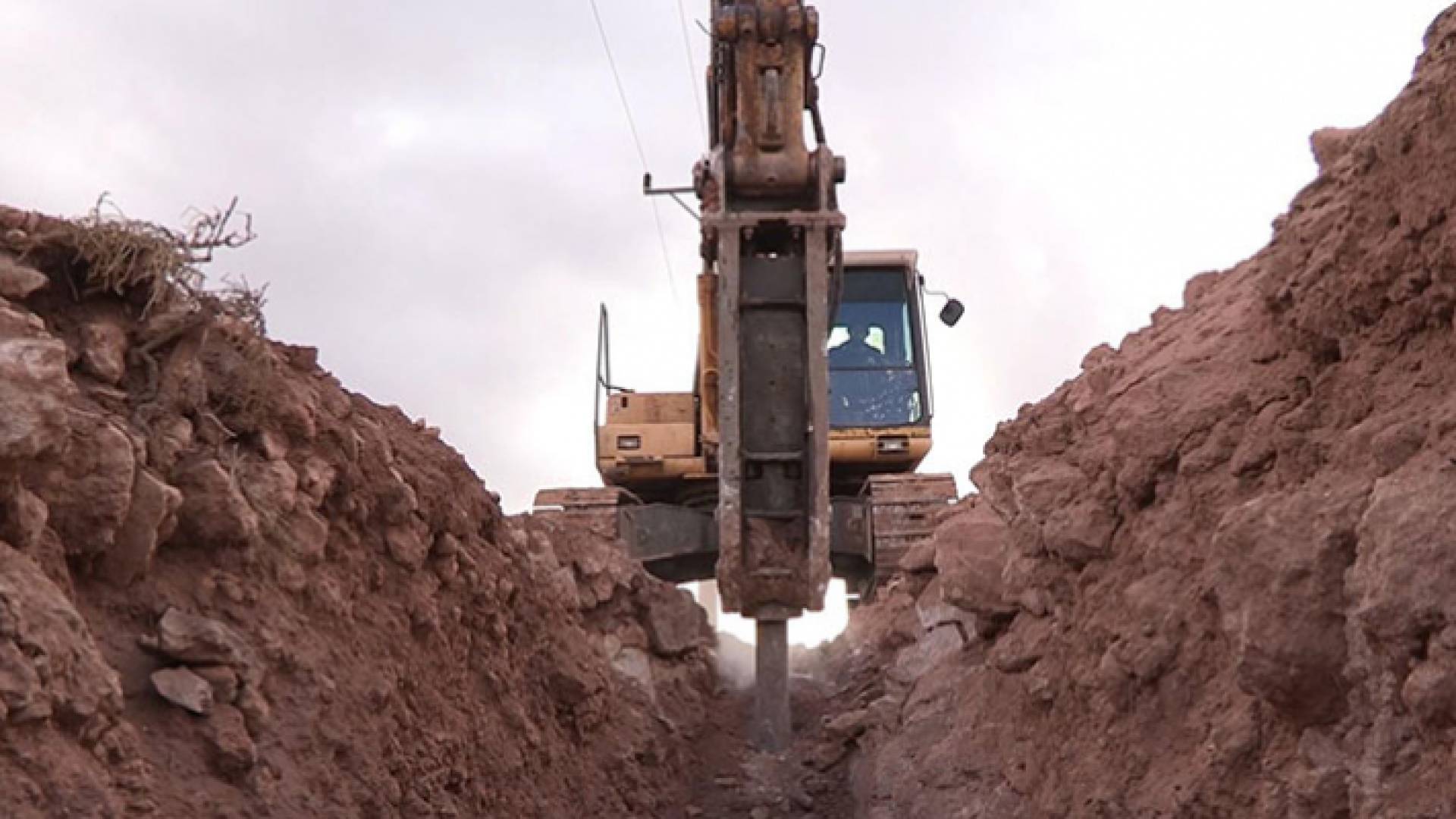 اعمال الحفر أدت الى كسر خط المياه