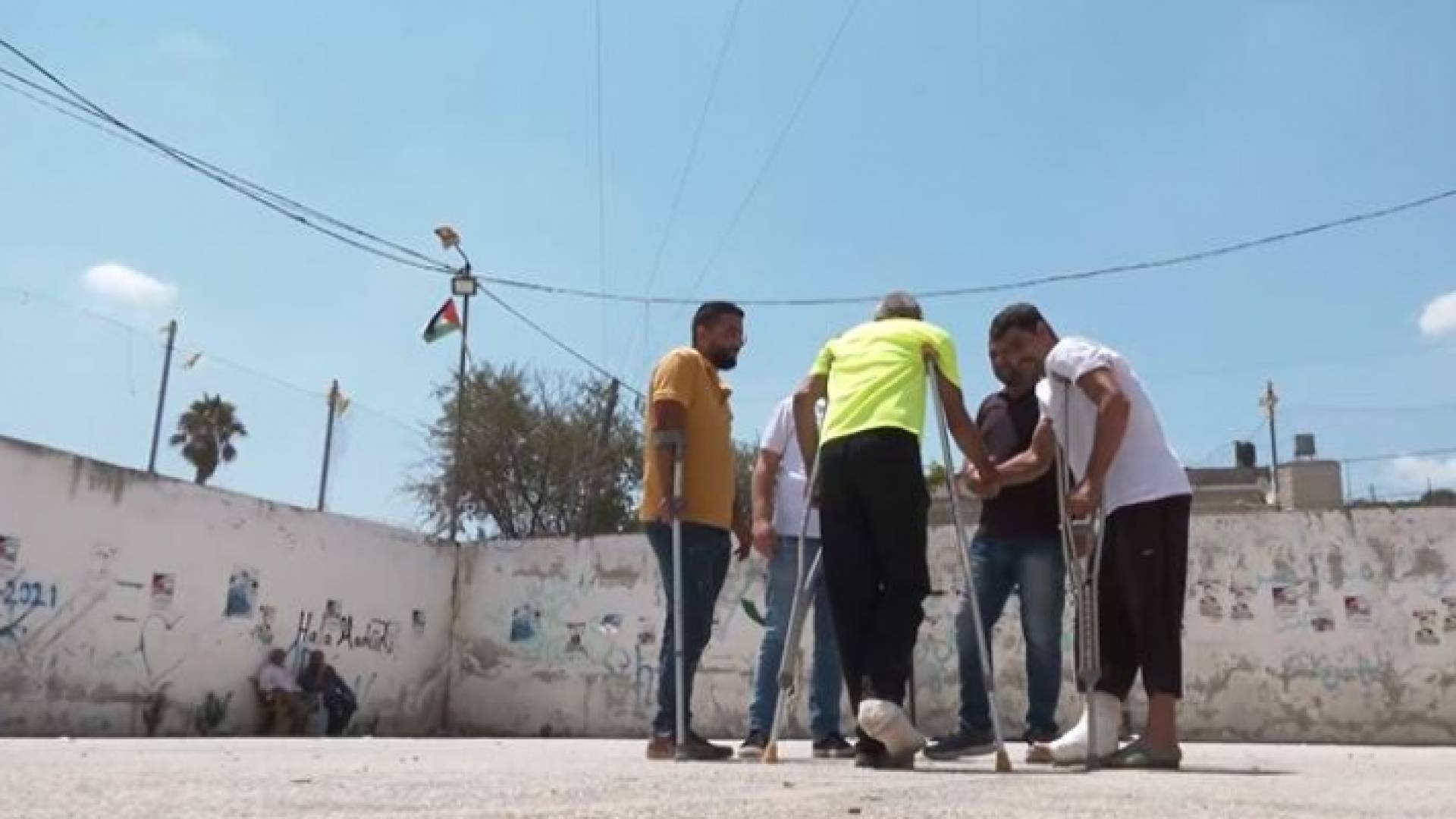 بعد استهداف الاحتلال أطرافهم.. شباب بيتا يرابطون بالعكازات