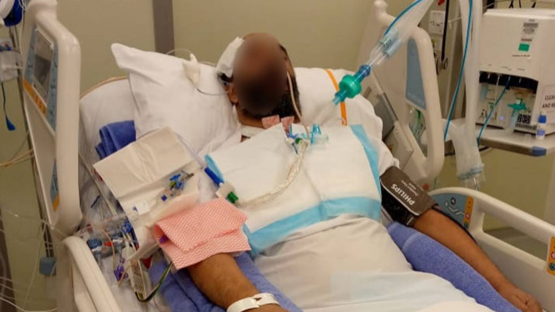 المواطن الأردني محمد محمود مجلي القضاة على سرير الشفاء في الإمارات