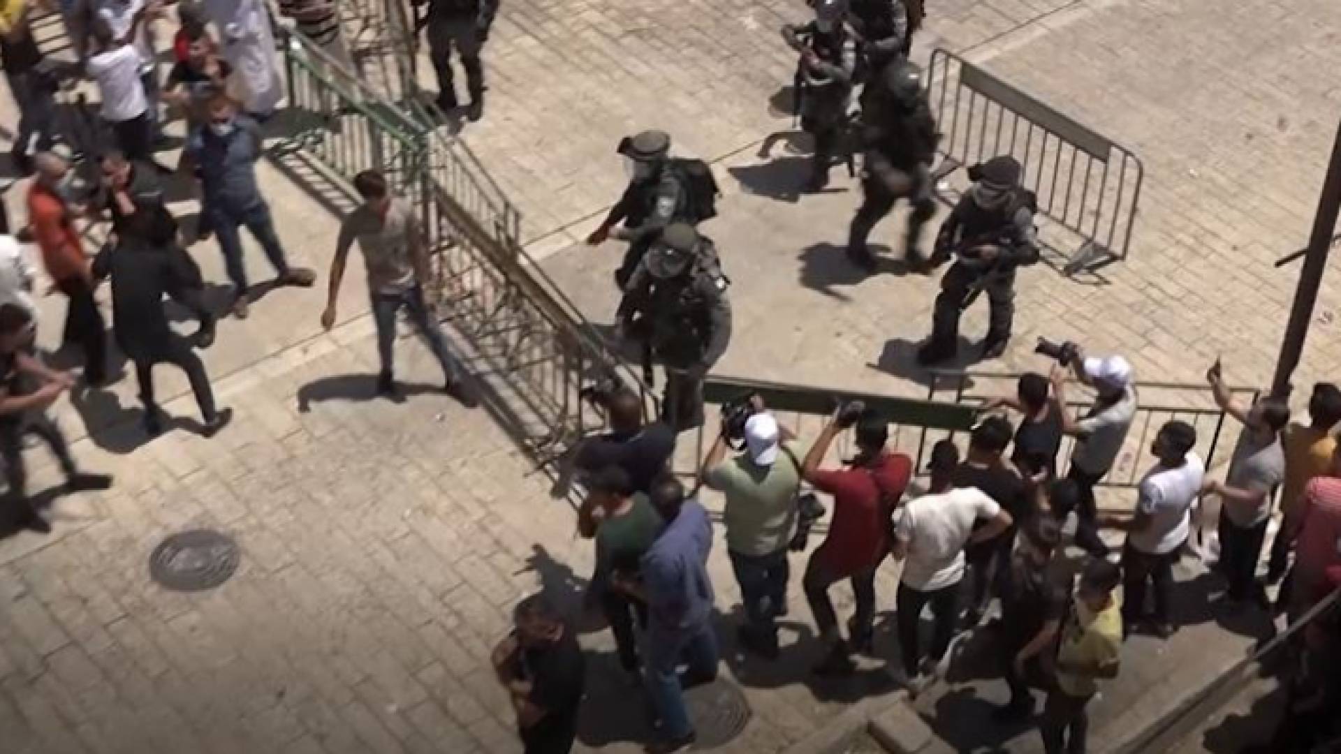 الاحتلال الإسرائيلي يقمع المصلين في الحرم الإبراهيمي