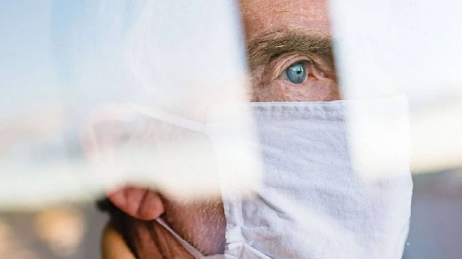 مسن يضع كماماة - ارشيفية