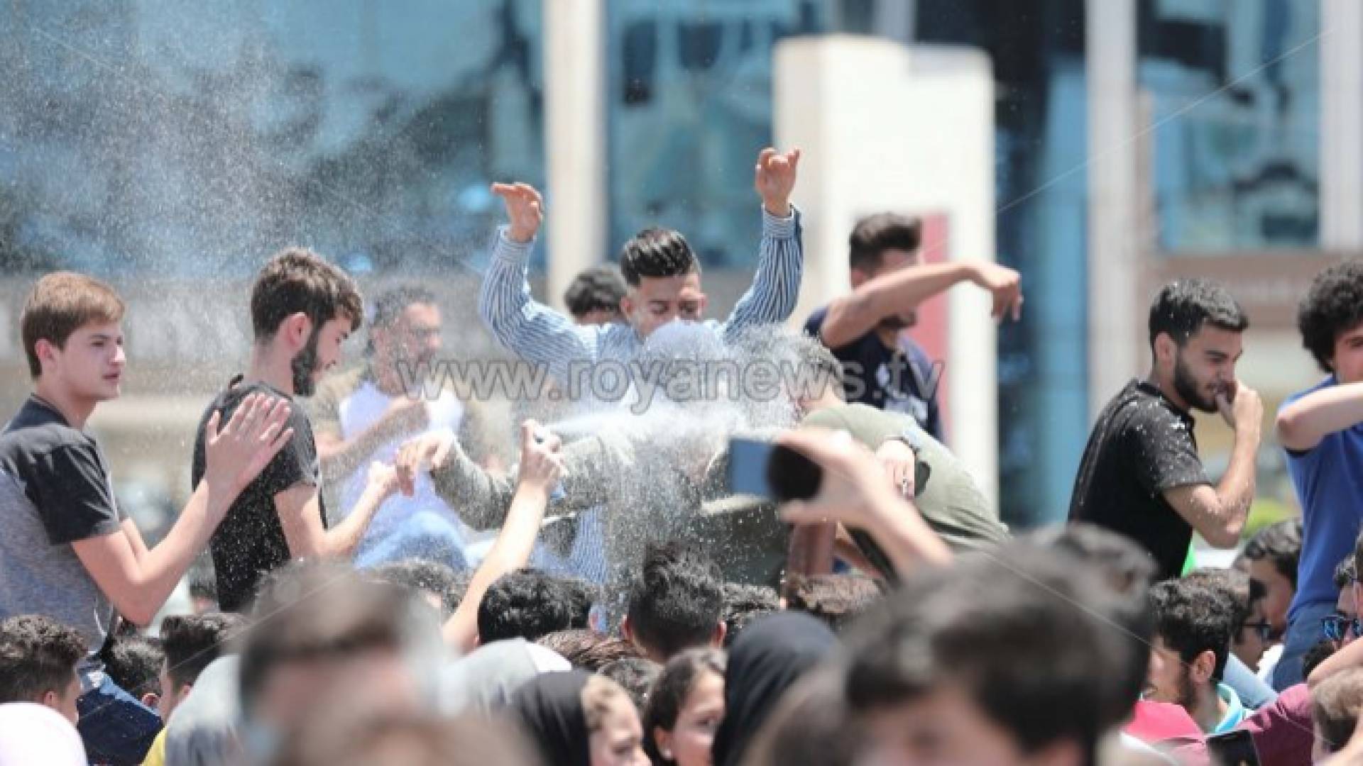 فرحة طلبة الثانوية العامة بنتائجهم في سنوات سابقة - ارشيفية