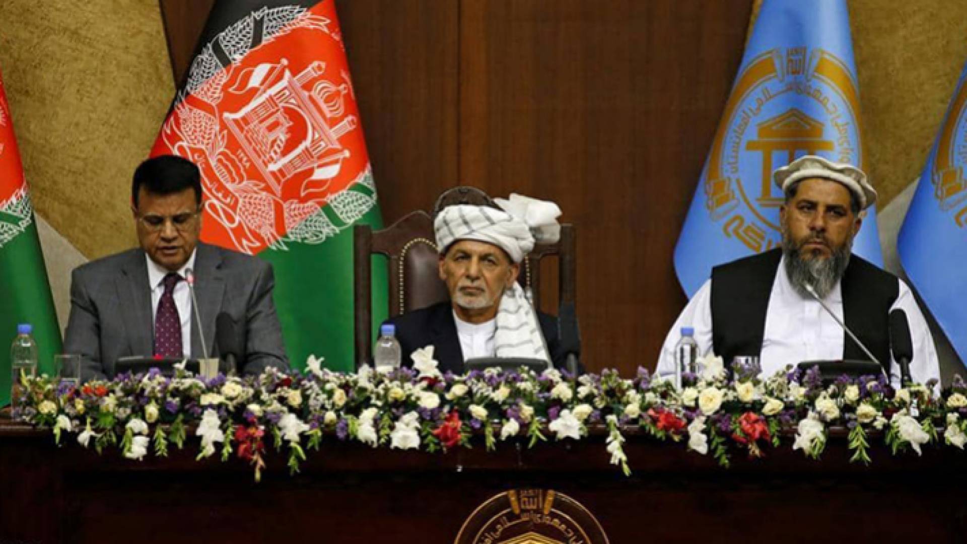 الرئيس الأفغاني أشرف غني (وسط)