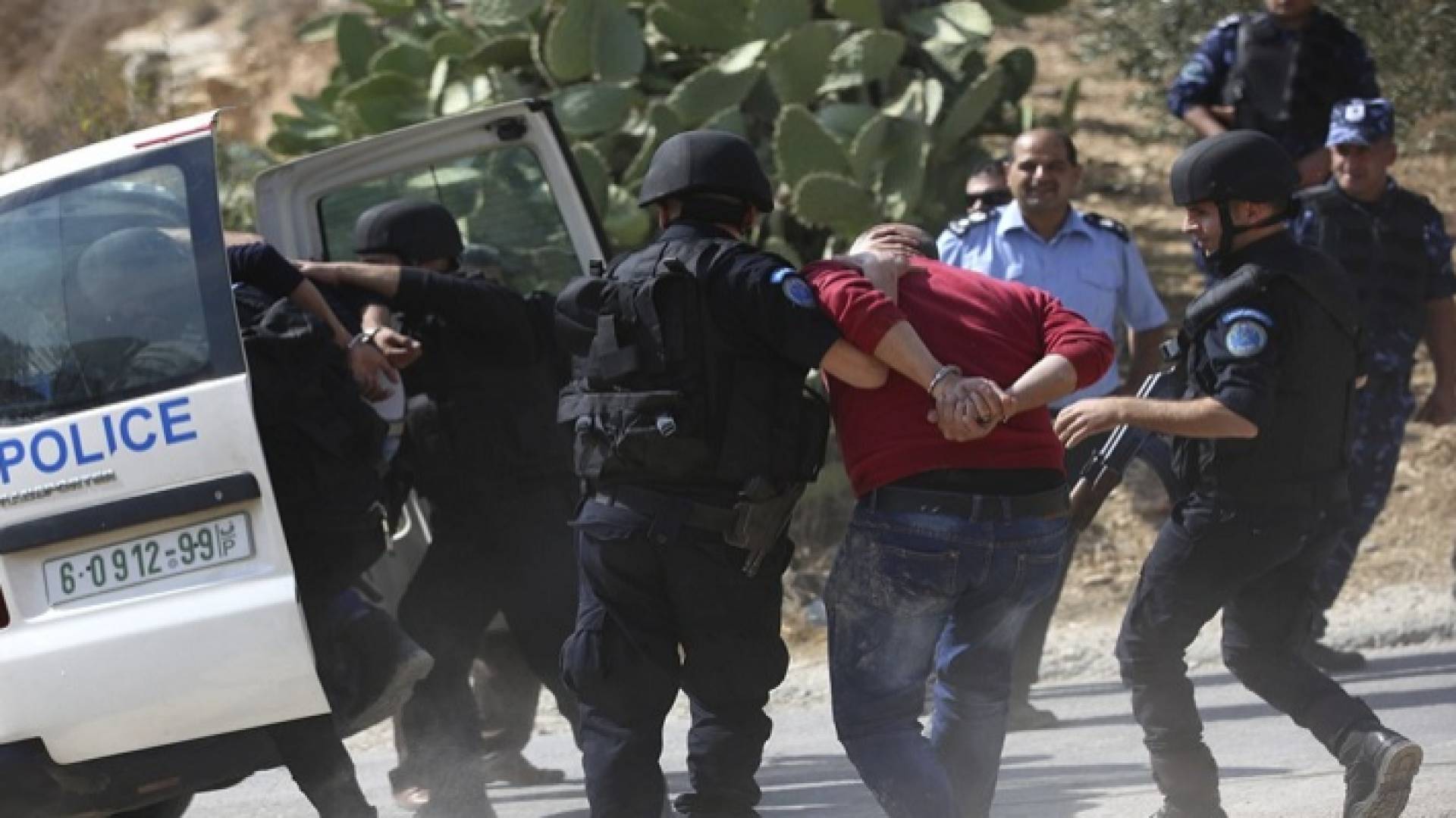 أفراد من الأمن الفلسطيني يلقون القبض على مطلوب